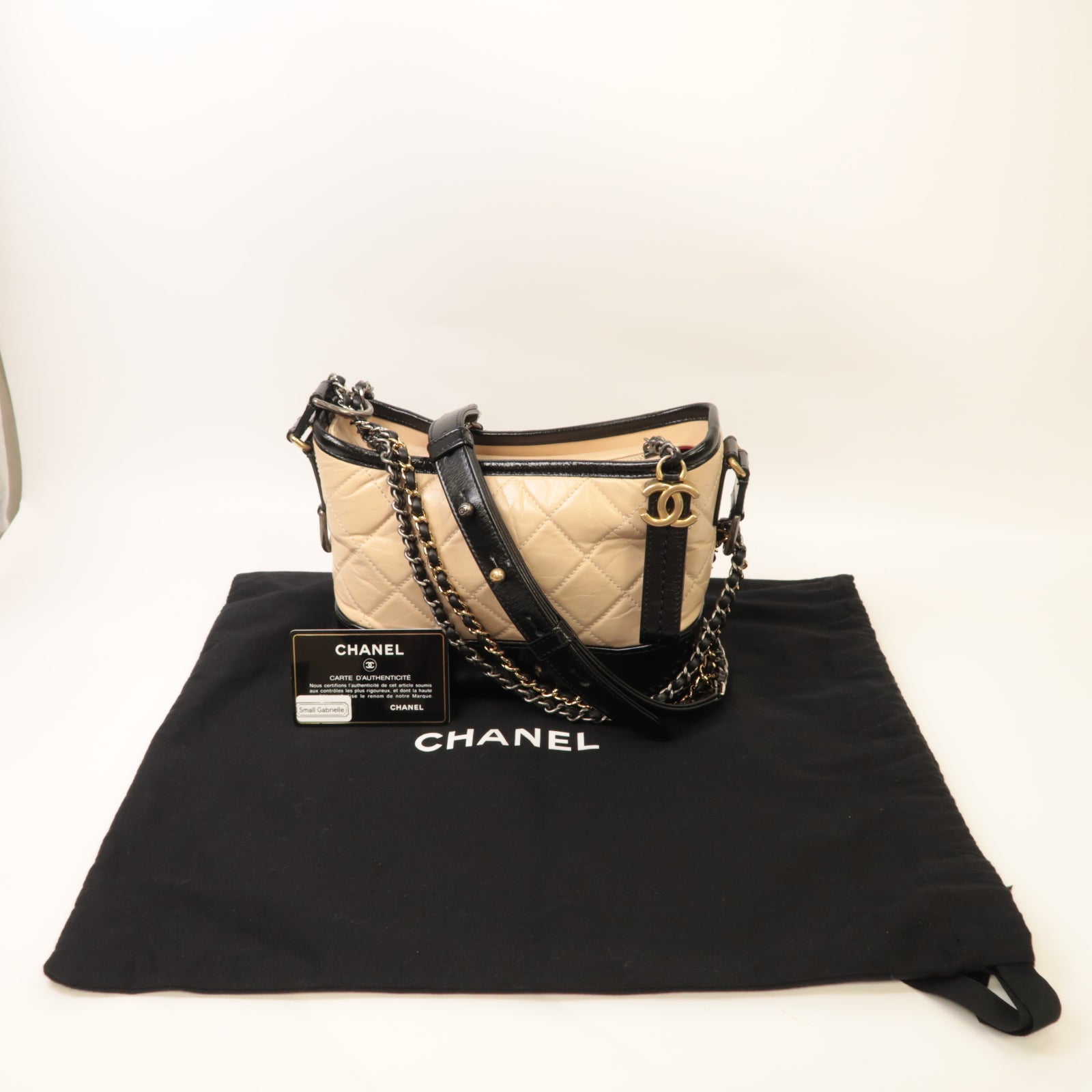 CHANEL **【激減優惠】菱格牛皮皮革Small Gabrielle Hobo金扣/銀扣鏈帶肩背袋米色/黑色