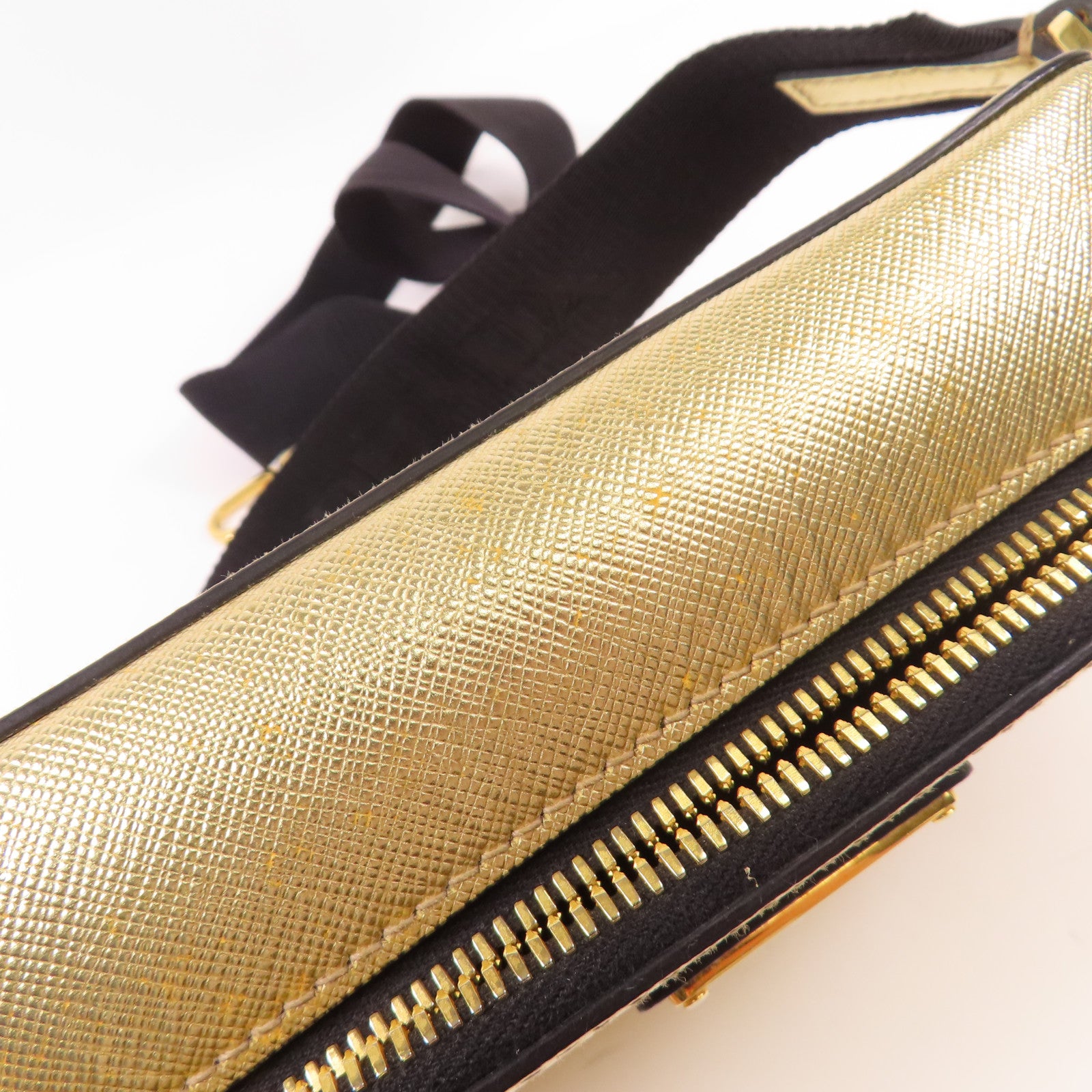 PRADA 牛皮皮革Brique Bag金扣肩背袋