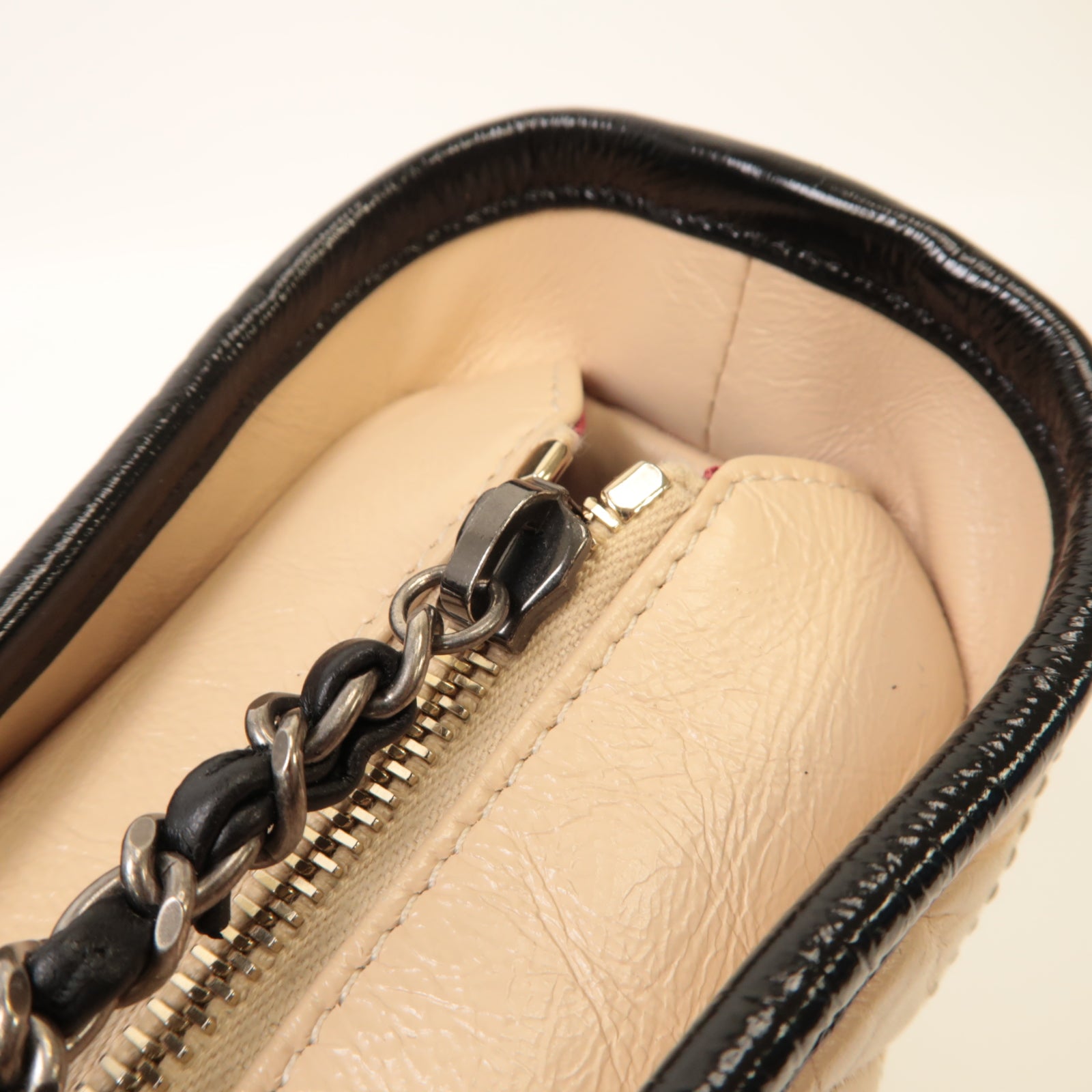 CHANEL **【激減優惠】菱格牛皮皮革Small Gabrielle Hobo金扣/銀扣鏈帶肩背袋米色/黑色