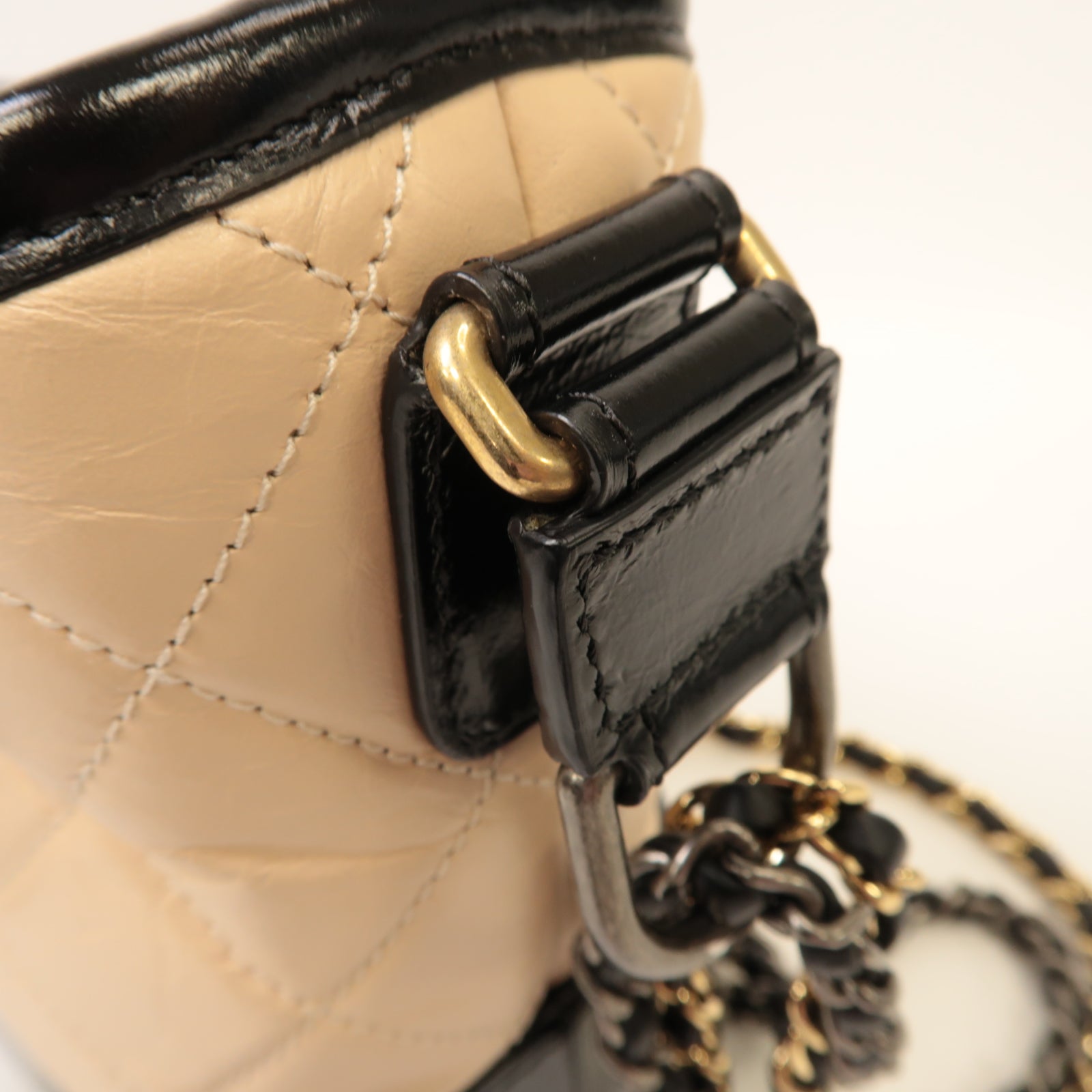 CHANEL **【激減優惠】菱格牛皮皮革Small Gabrielle Hobo金扣/銀扣鏈帶肩背袋米色/黑色