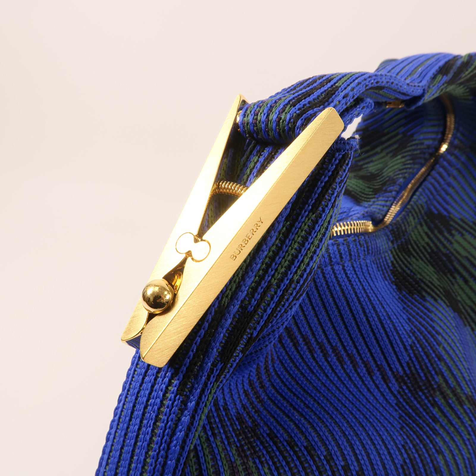 BURBERRY 帆布Peg Duffle Bag Medium金扣肩背袋