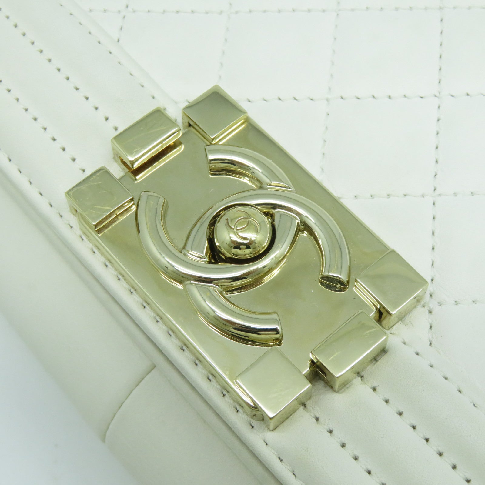 CHANEL **【激減優惠】菱格牛皮皮革Boy Chanel金扣鏈帶肩背袋白色