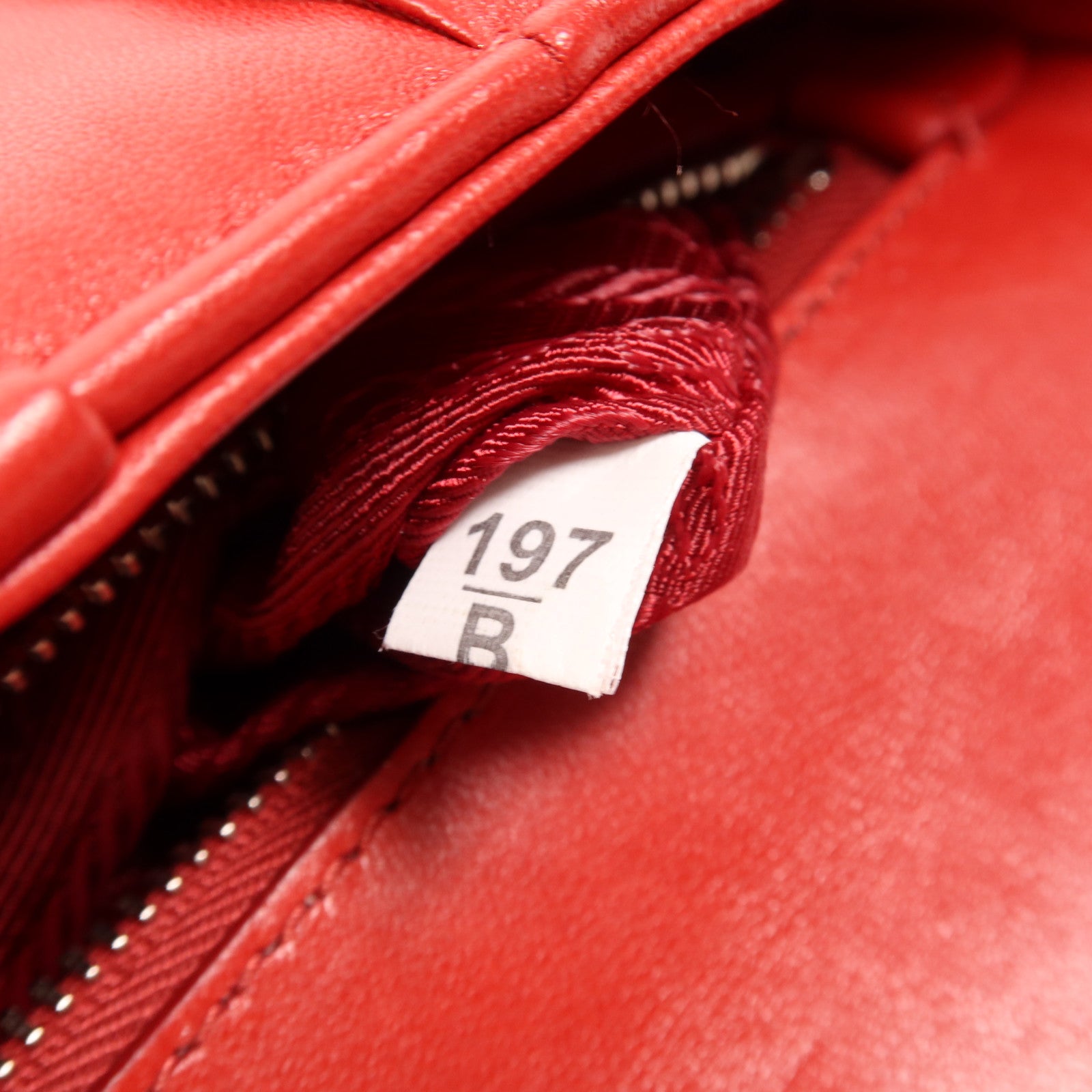 PRADA 牛皮皮革Chain Shoulder銀扣肩背袋