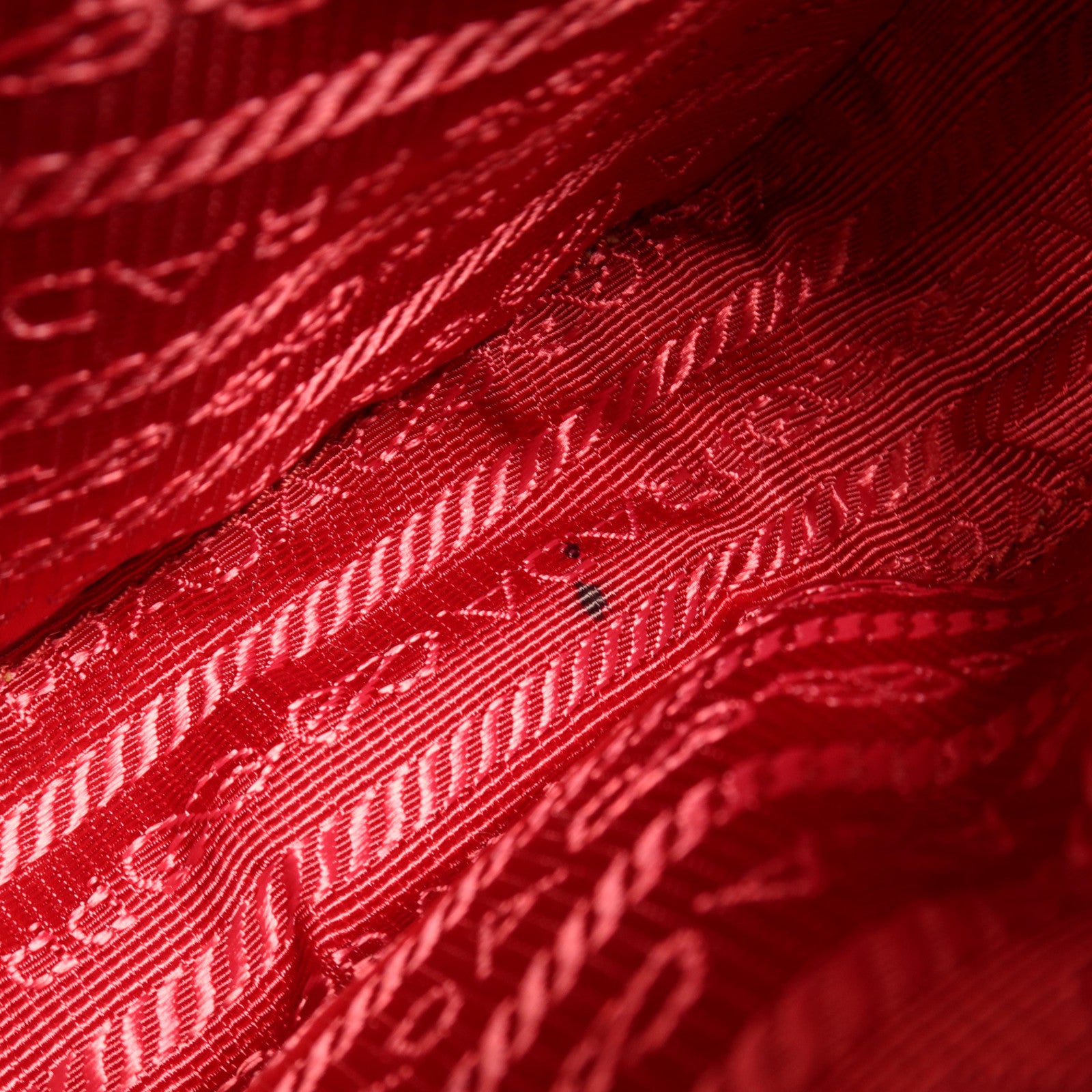 PRADA 牛皮皮革Chain Shoulder銀扣肩背袋