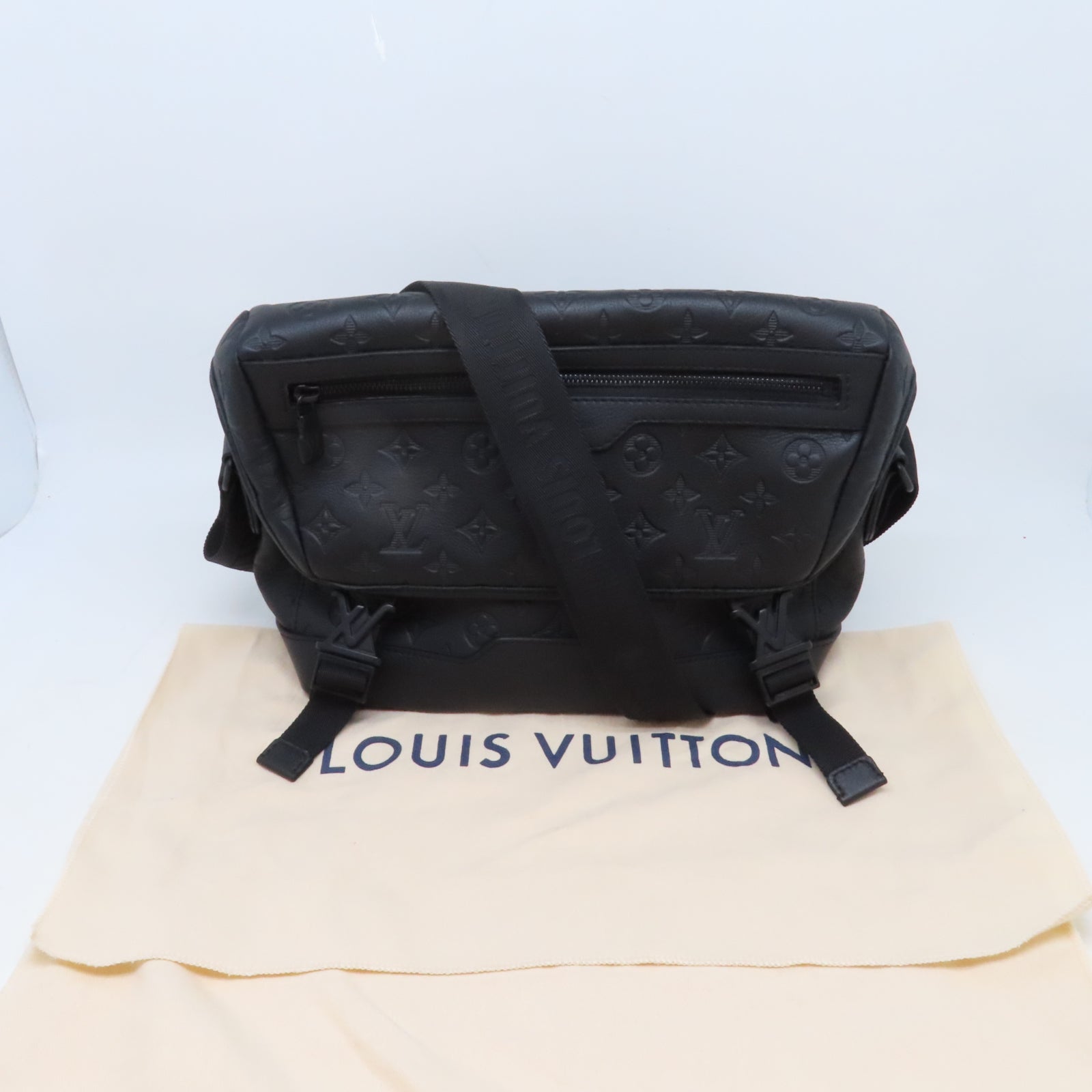 LOUIS VUITTON Monogram Shadow Messenger Voyager 肩背袋黑色