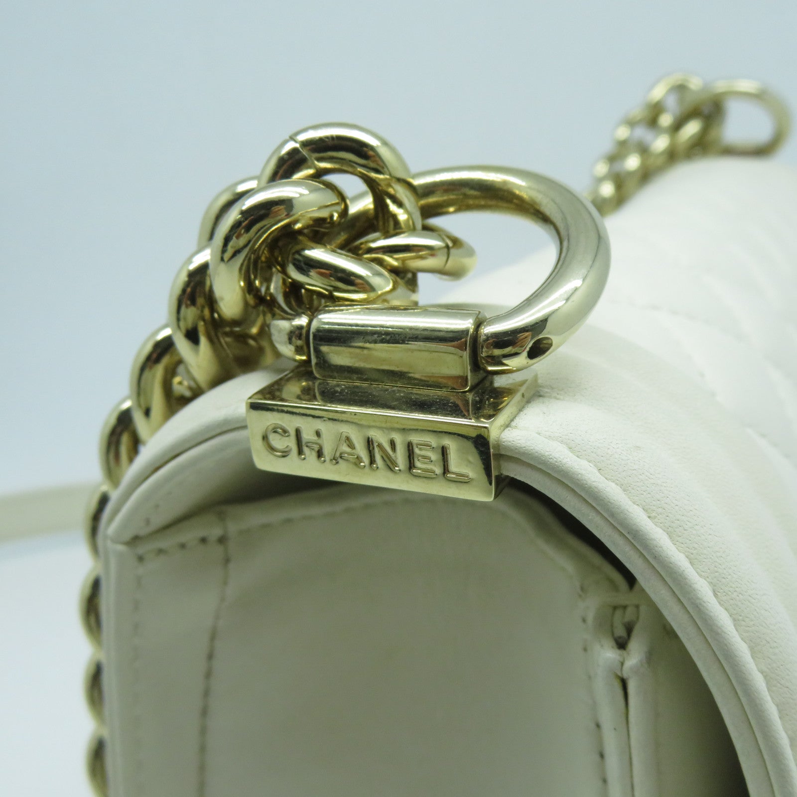 CHANEL **【激減優惠】菱格牛皮皮革Boy Chanel金扣鏈帶肩背袋白色