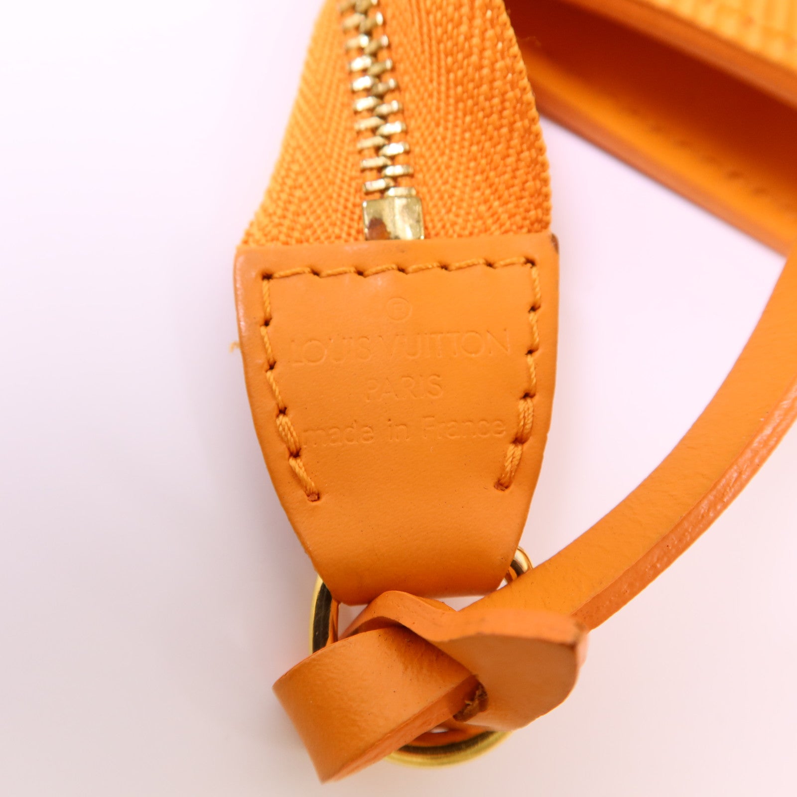LOUIS VUITTON Epi Pochette Accessoires金扣肩背袋