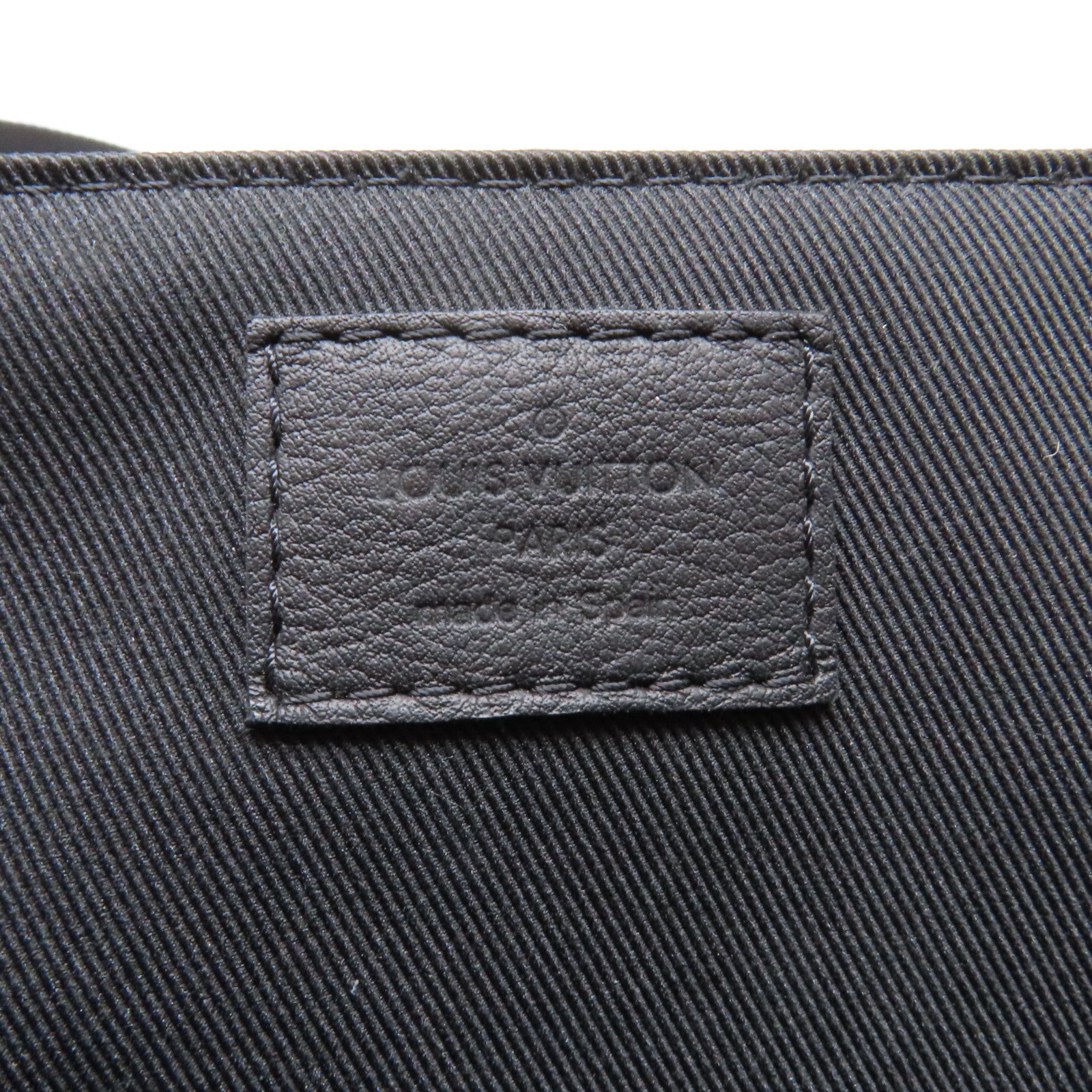 LOUIS VUITTON Monogram Shadow Messenger Voyager 肩背袋黑色