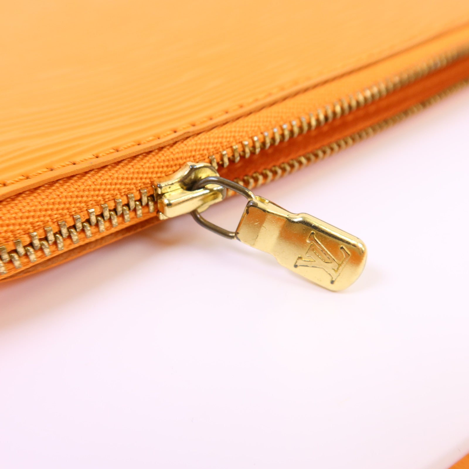LOUIS VUITTON Epi Pochette Accessoires金扣肩背袋