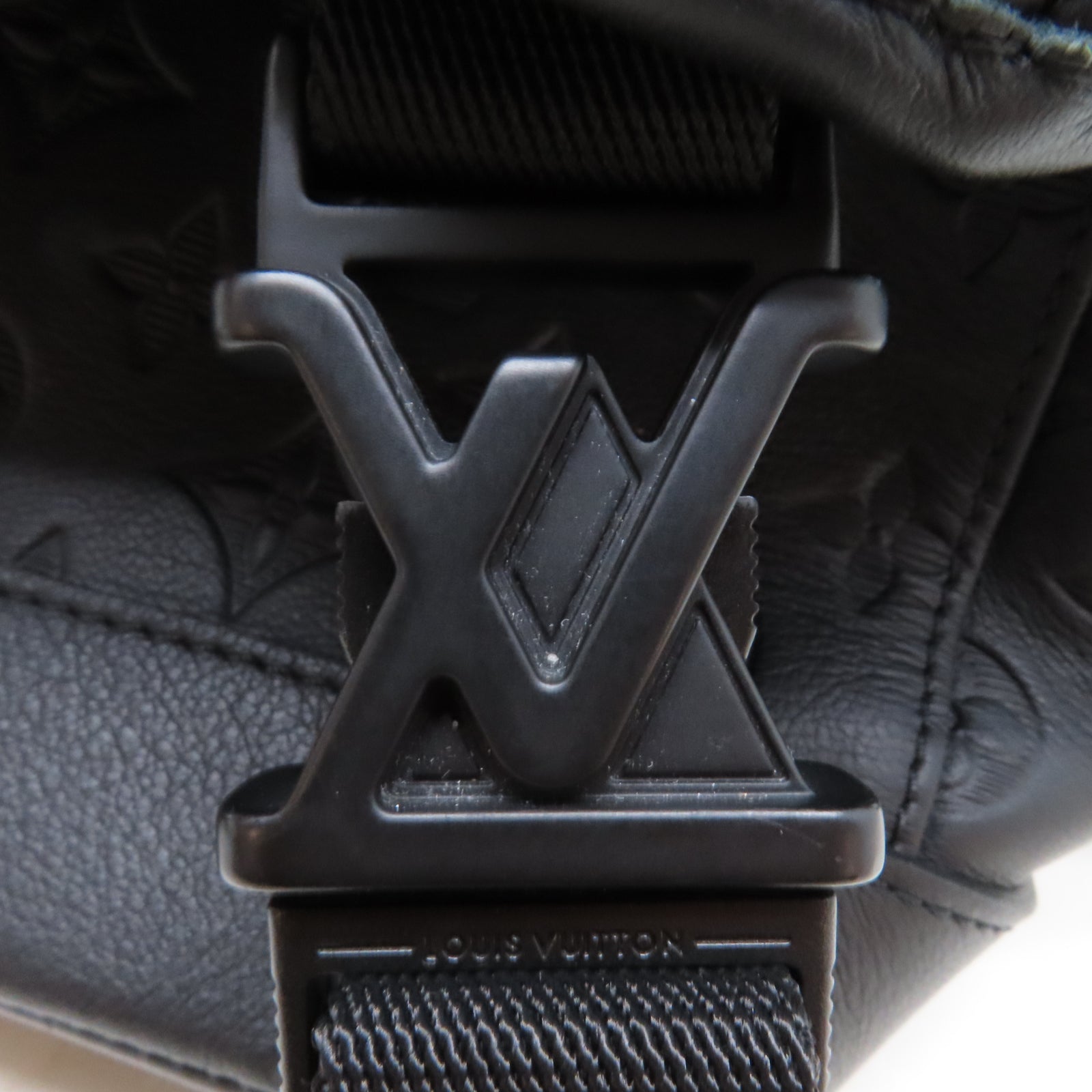 LOUIS VUITTON Monogram Shadow Messenger Voyager 肩背袋黑色