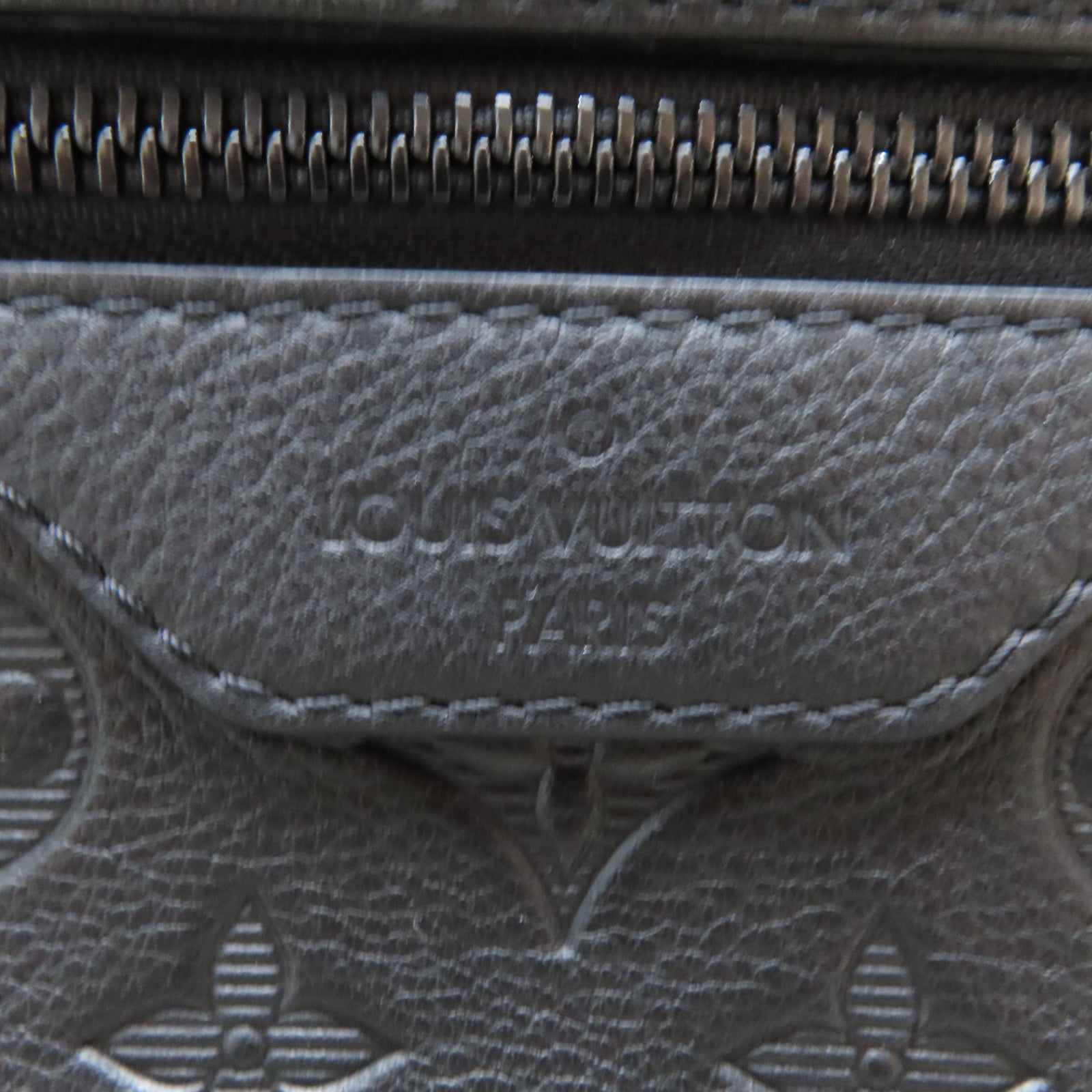 LOUIS VUITTON Monogram Shadow Messenger Voyager 肩背袋黑色