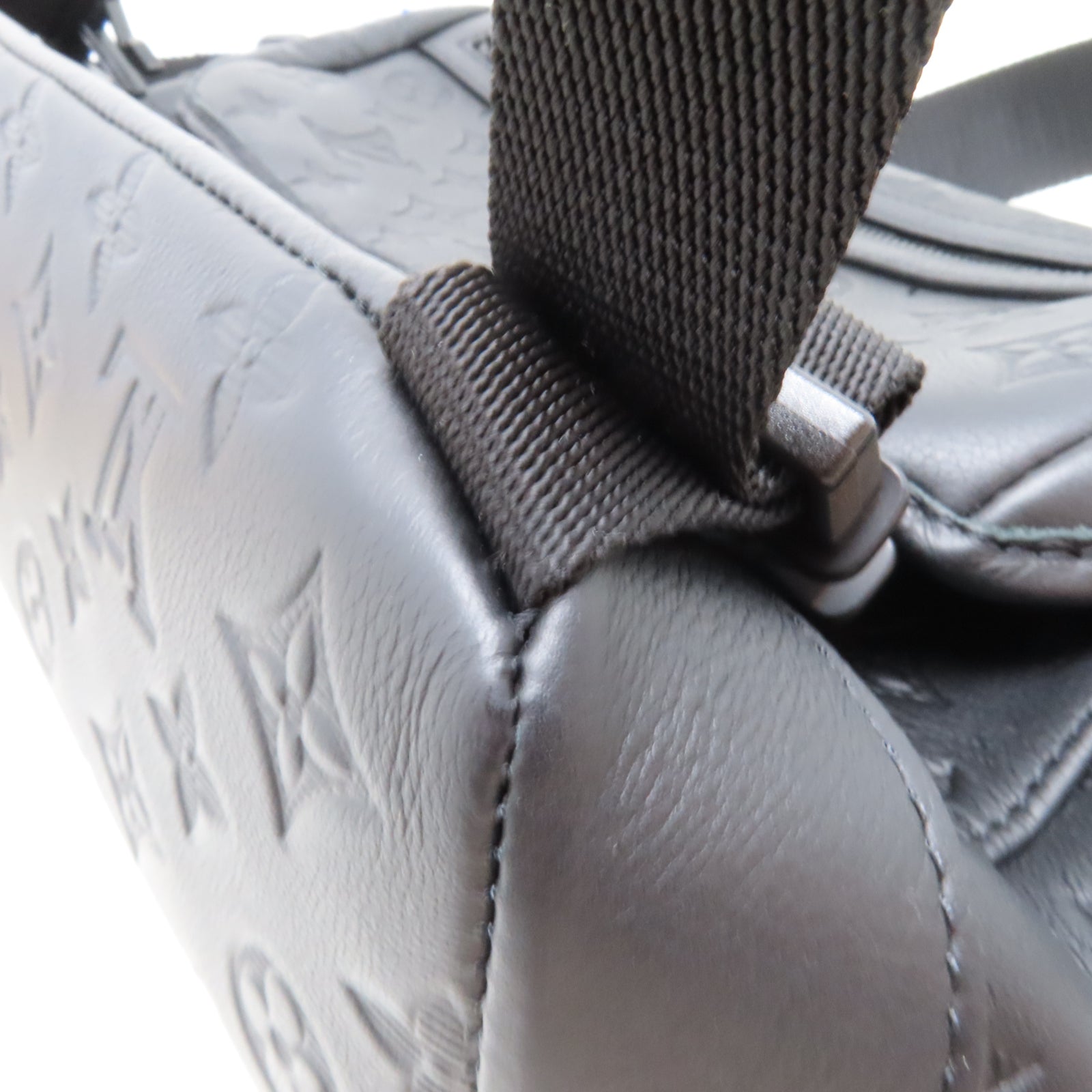 LOUIS VUITTON Monogram Shadow Messenger Voyager 肩背袋黑色