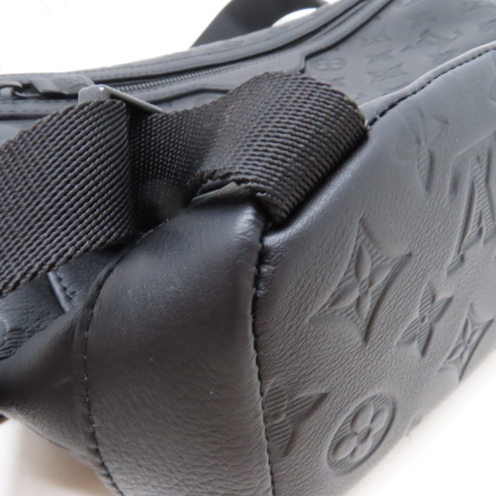 LOUIS VUITTON Monogram Shadow Messenger Voyager 肩背袋黑色