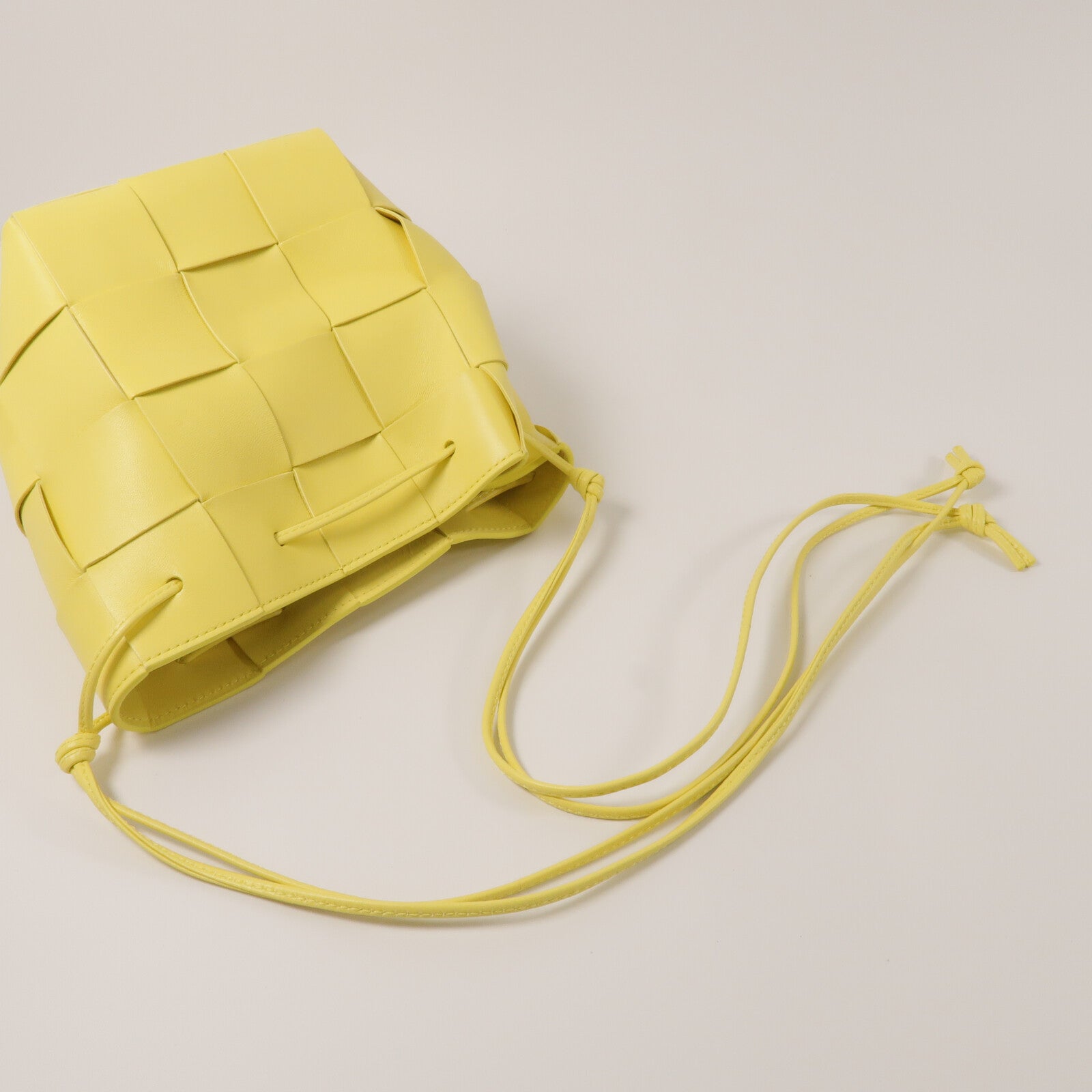 BOTTEGA VENETA 羊皮皮革Cassette Bucket肩背袋