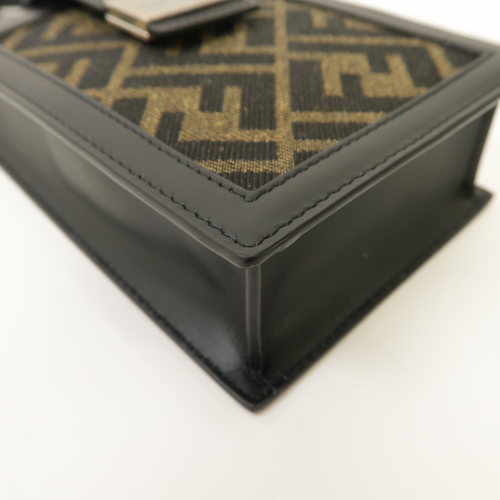 FENDI 牛皮皮革/帆布FF Logo Smartphone Bag 2 Way Bag銀扣手挽肩背兩用袋