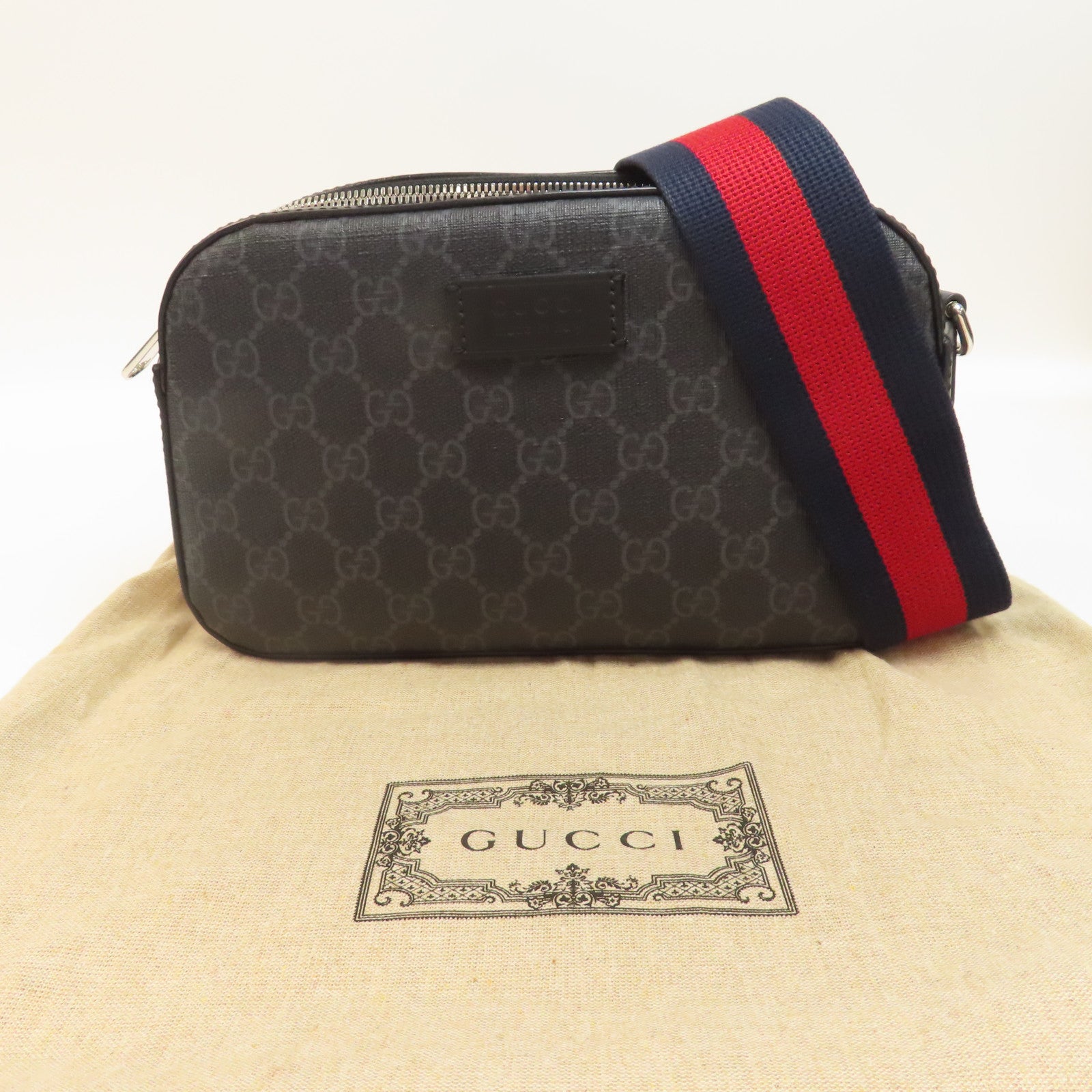 GUCCI 塗層帆布GG Supreme Shoulder Bag銀扣肩背袋黑色