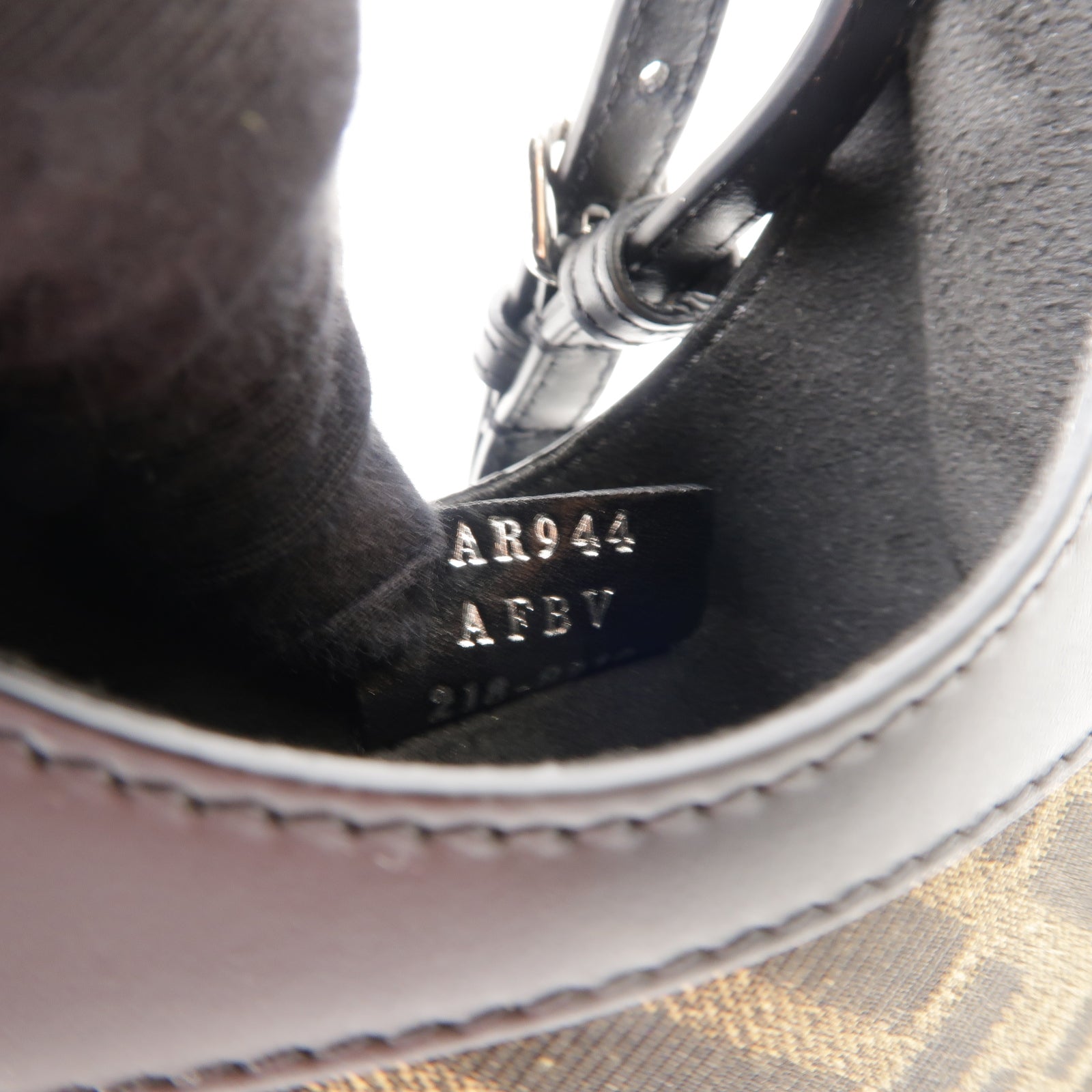 FENDI 牛皮皮革/帆布FF Logo Smartphone Bag 2 Way Bag銀扣手挽肩背兩用袋