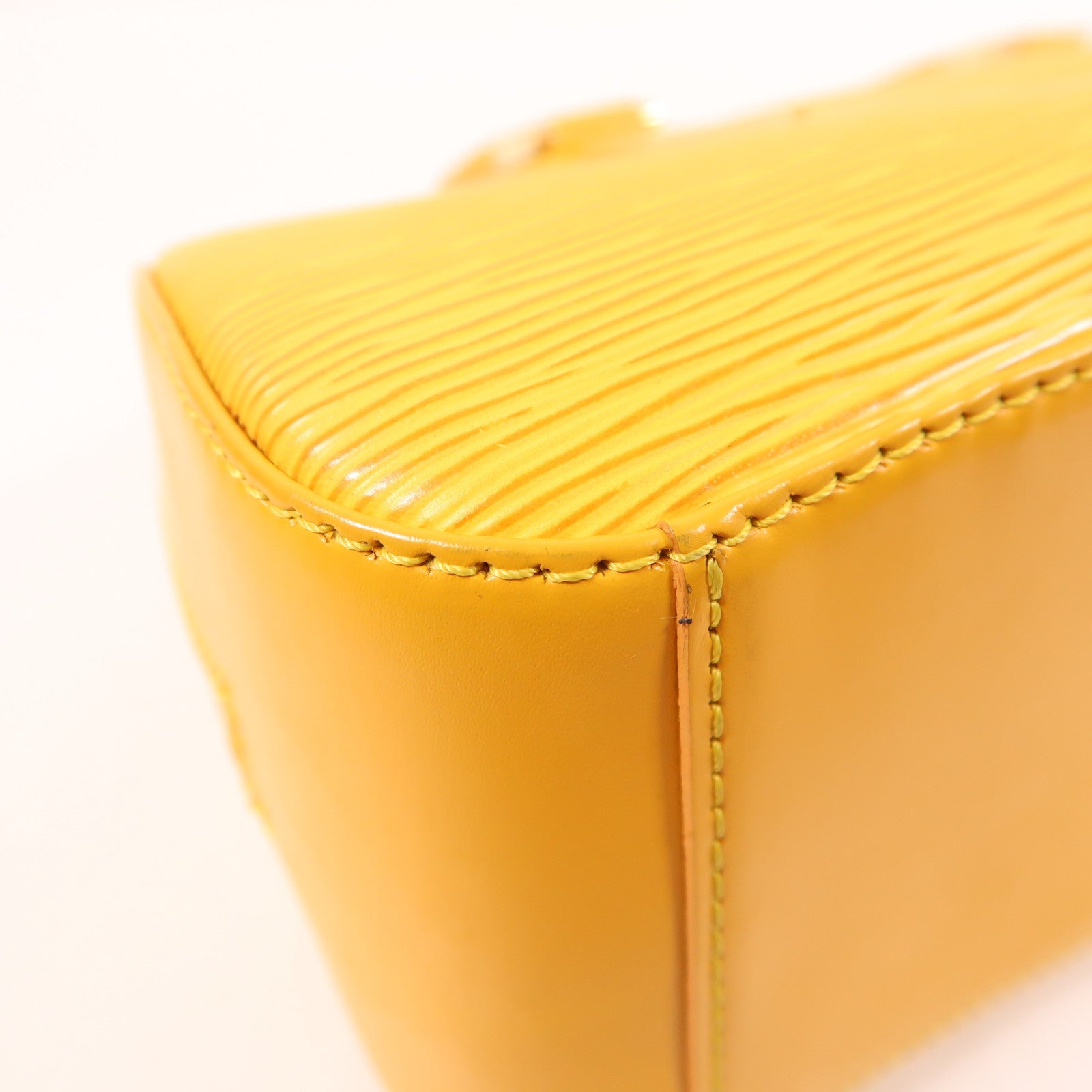 LOUIS VUITTON Epi Jasmine金扣手挽袋