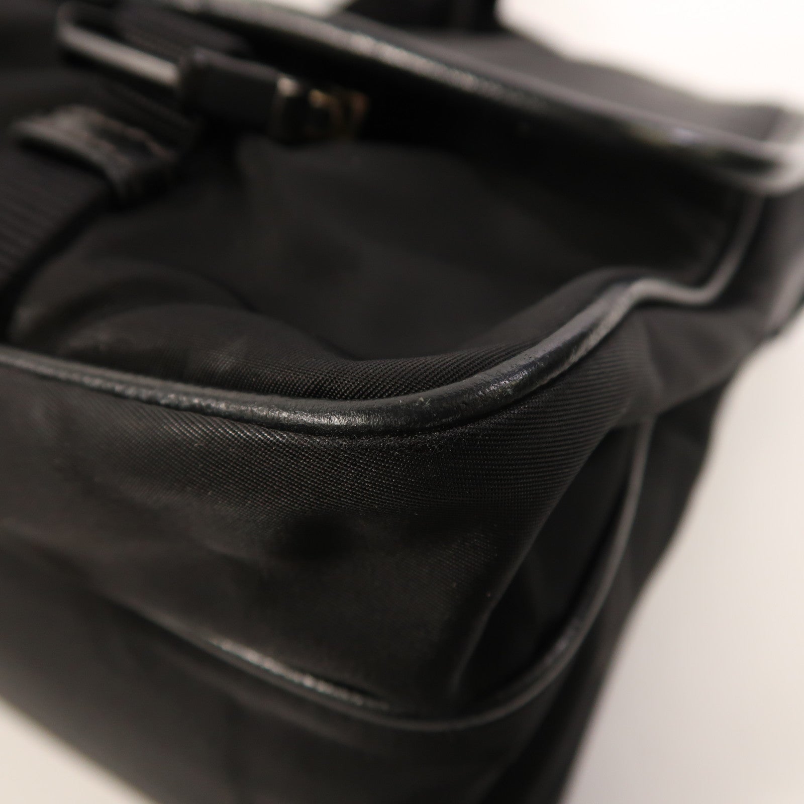 PRADA 尼龍Messenger Bag銀扣肩背袋