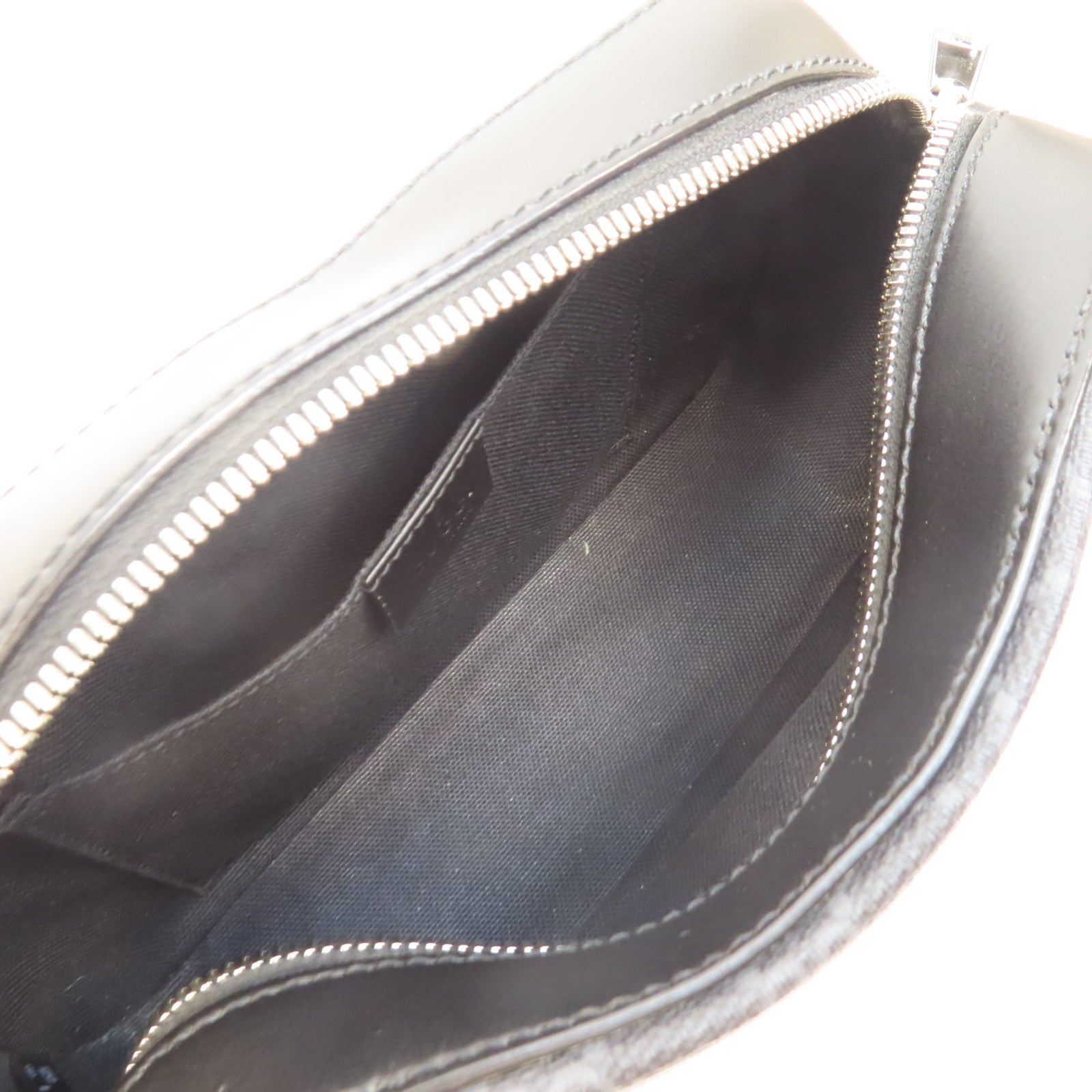 GUCCI 塗層帆布GG Supreme Shoulder Bag銀扣肩背袋黑色