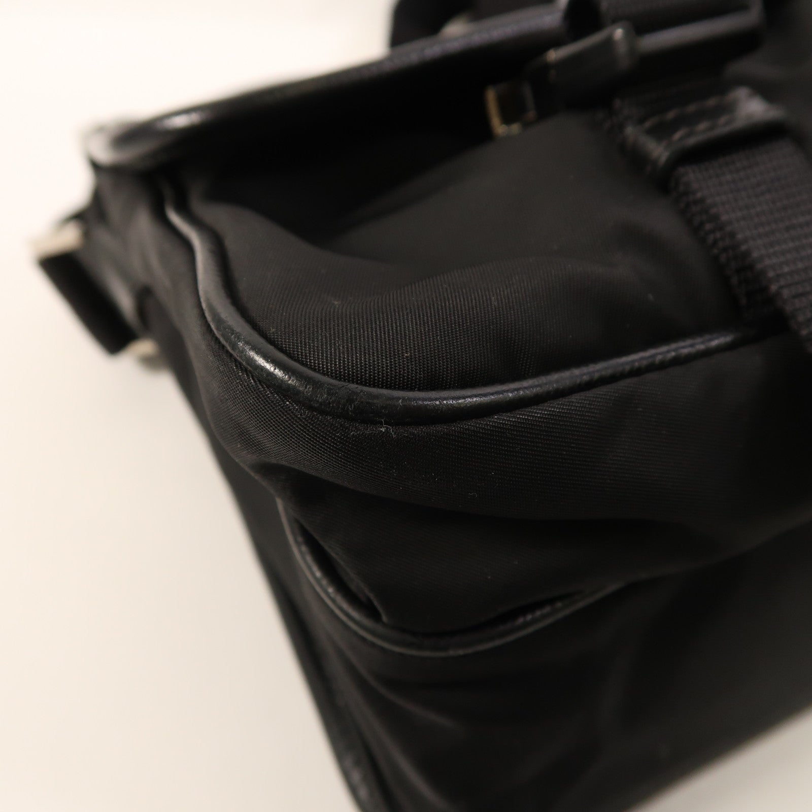 PRADA 尼龍Messenger Bag銀扣肩背袋