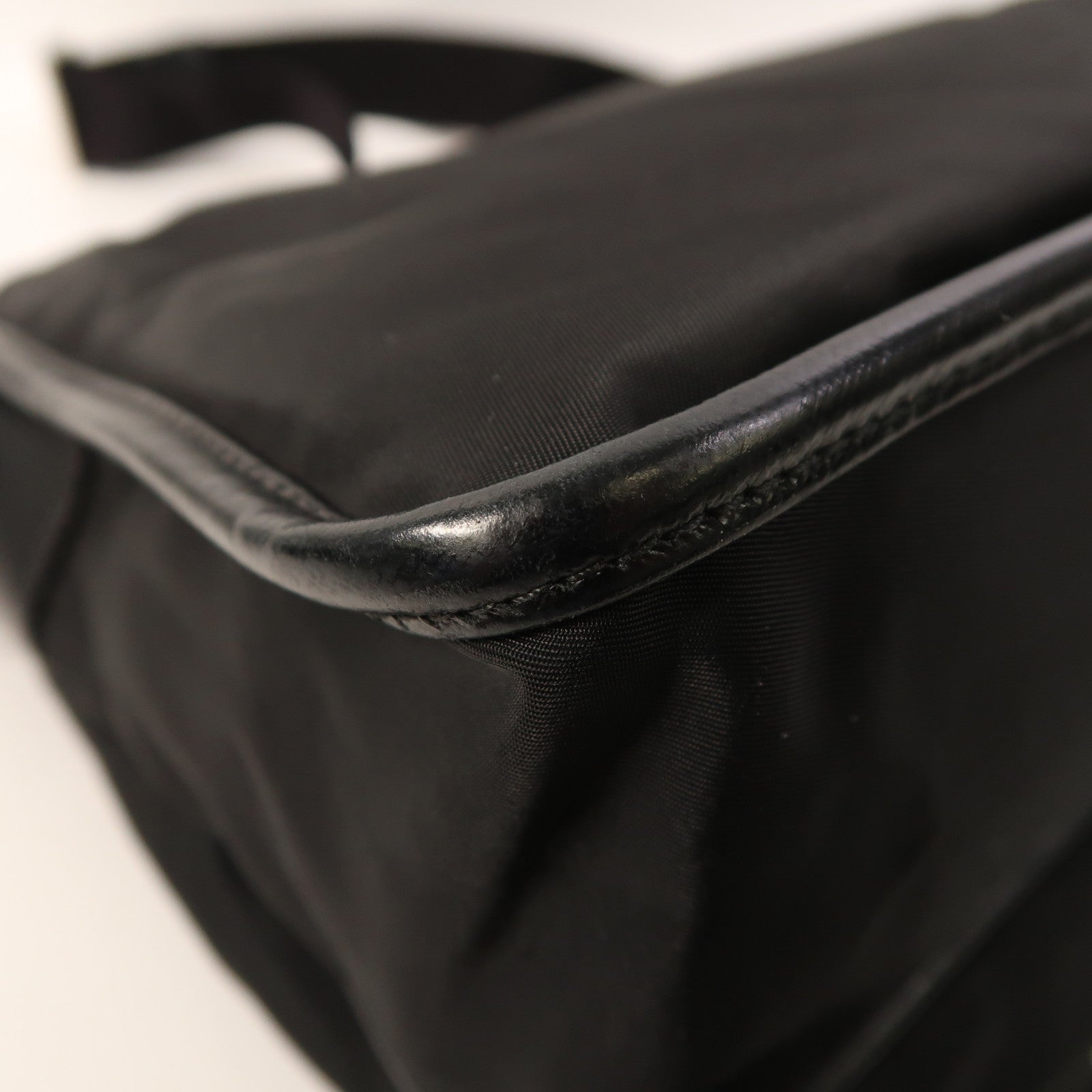 PRADA 尼龍Messenger Bag銀扣肩背袋