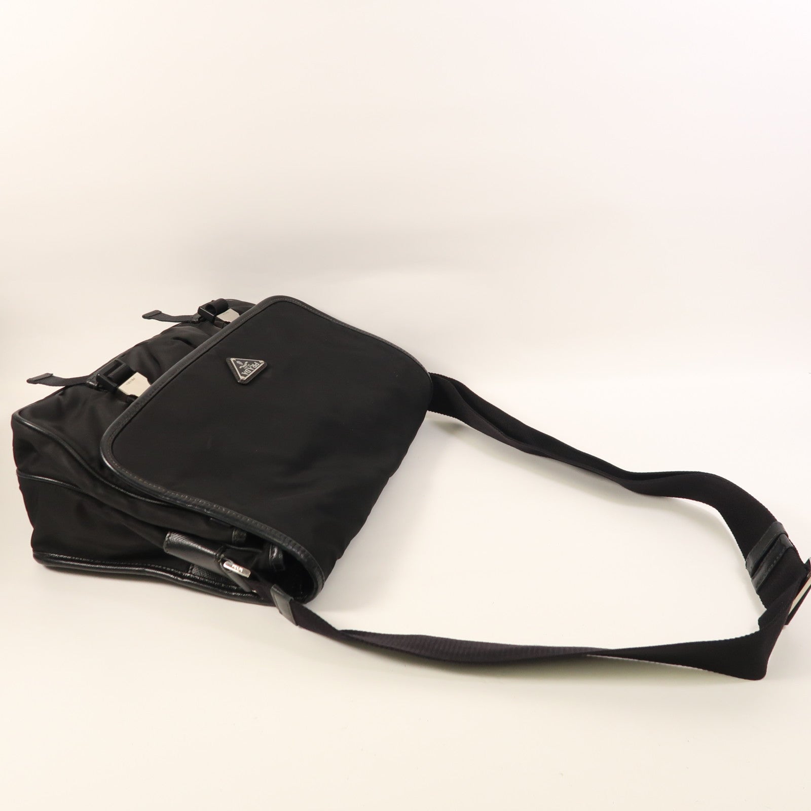 PRADA 尼龍Messenger Bag銀扣肩背袋