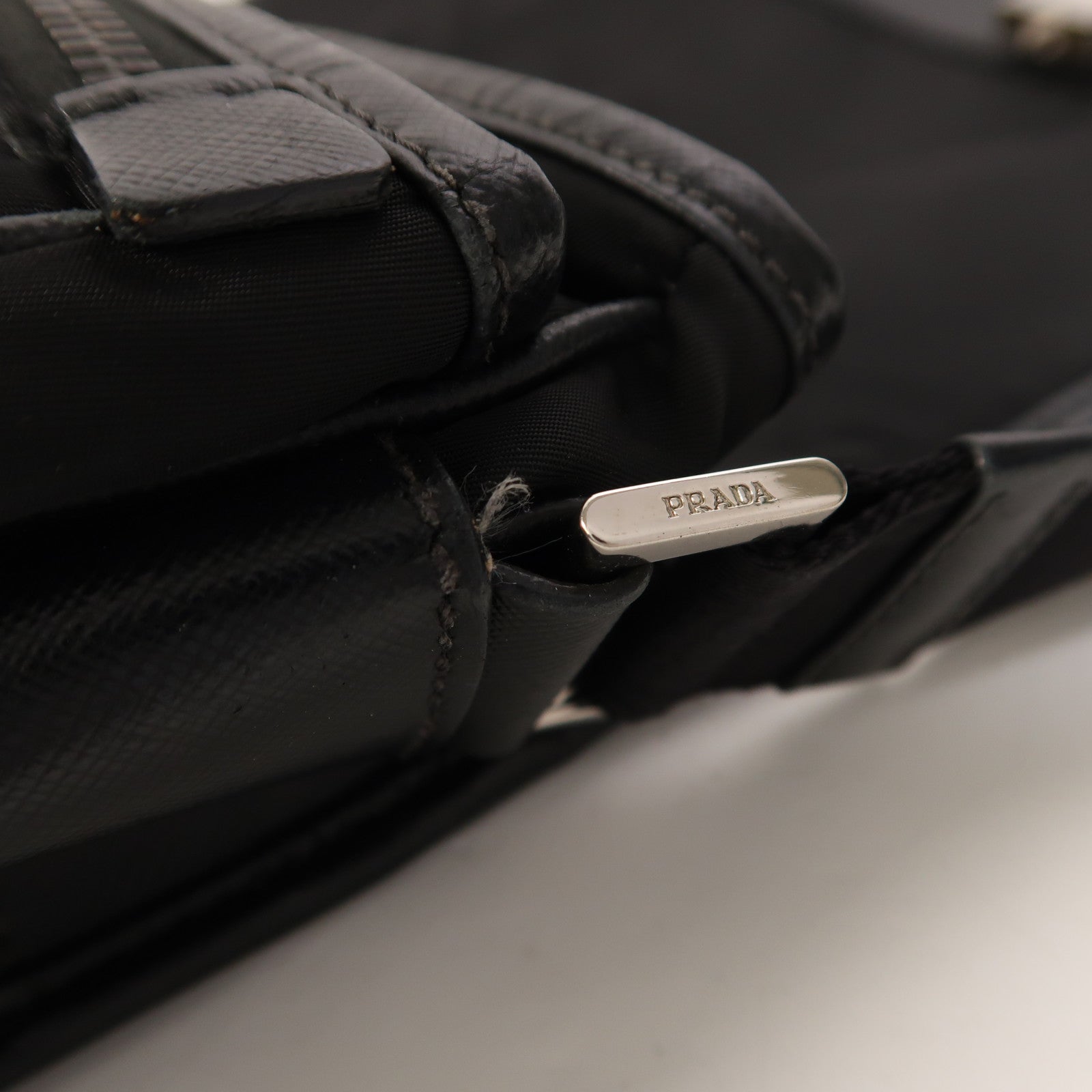 PRADA 尼龍Messenger Bag銀扣肩背袋