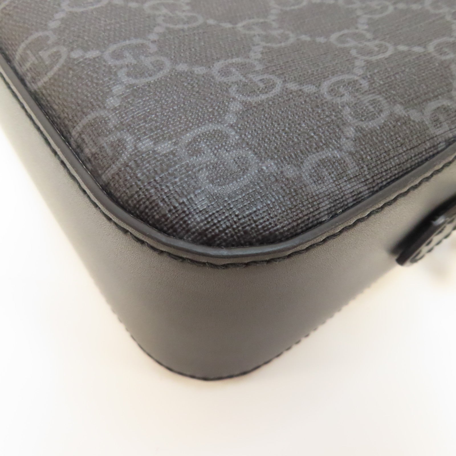 GUCCI 塗層帆布GG Supreme Shoulder Bag銀扣肩背袋黑色