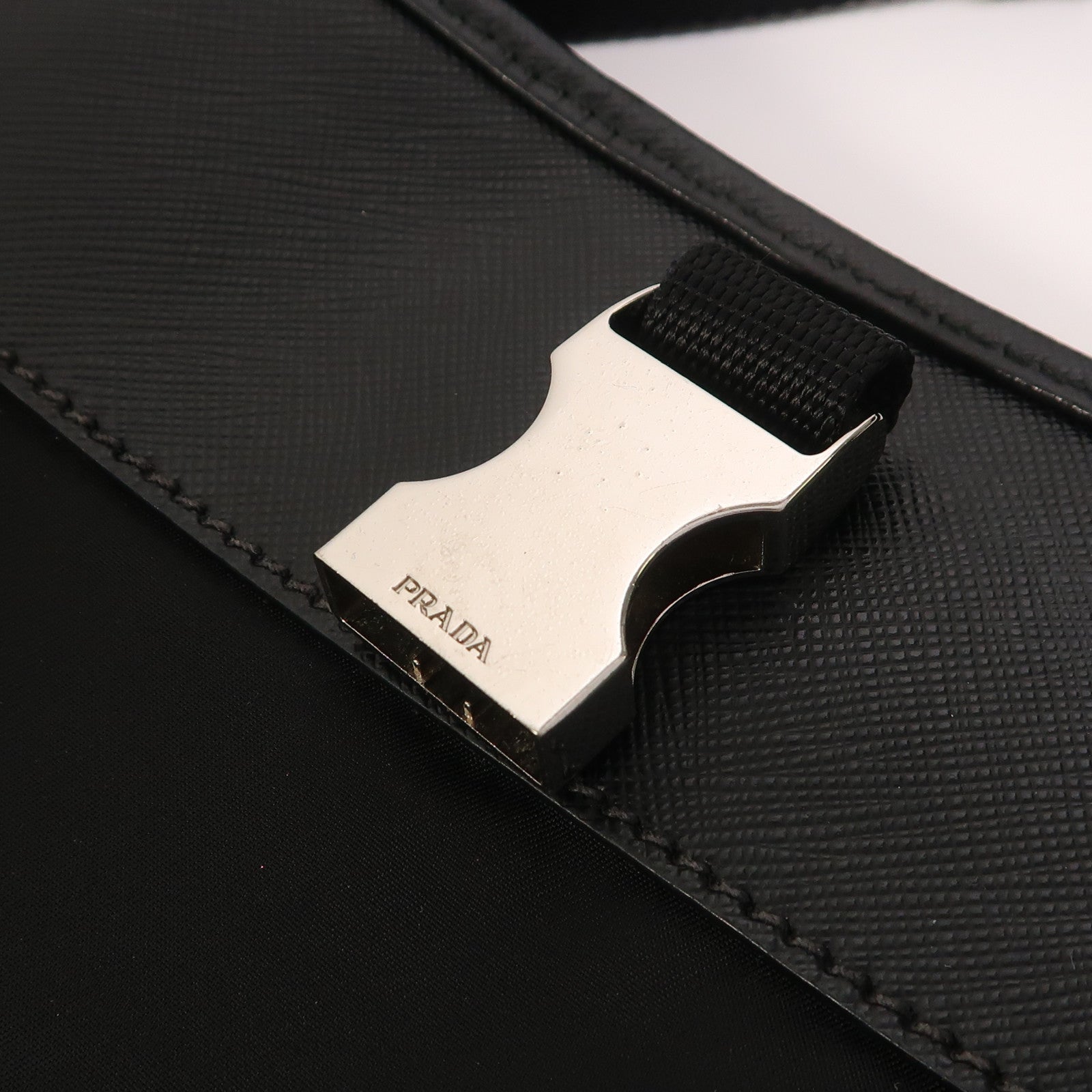 PRADA 尼龍Messenger Bag銀扣肩背袋