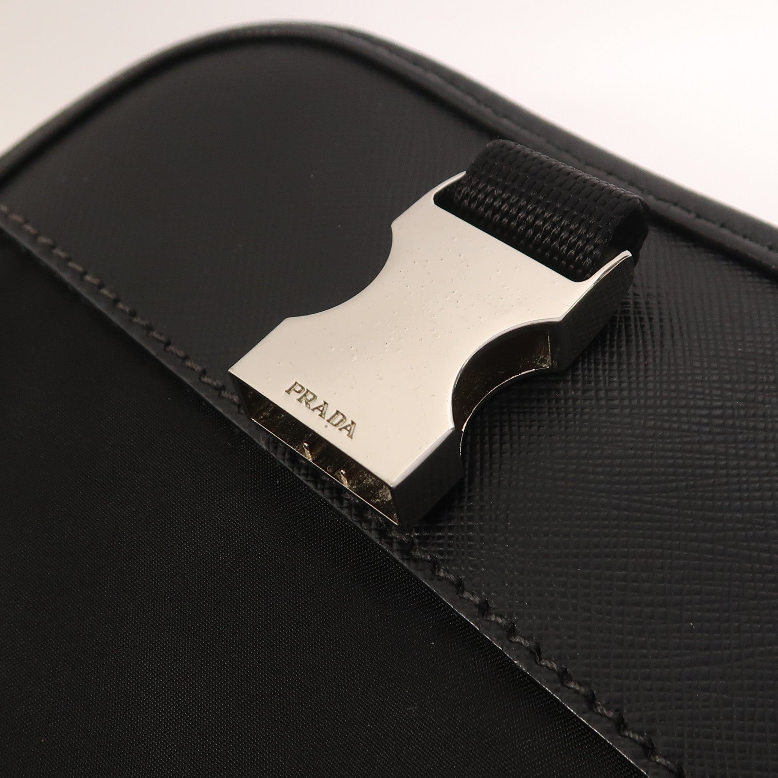 PRADA 尼龍Messenger Bag銀扣肩背袋
