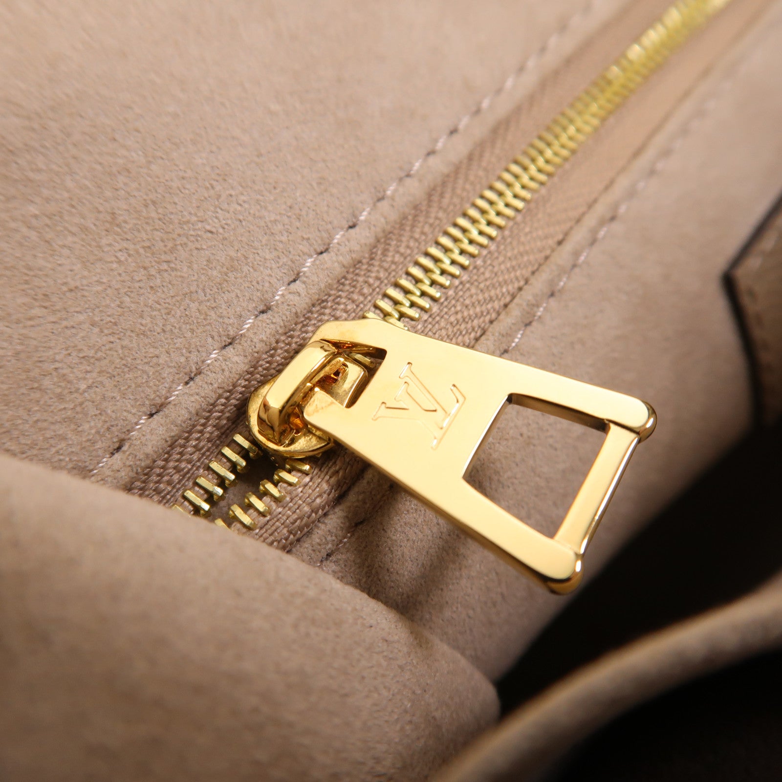 LOUIS VUITTON Monogram Empreinte OnTheGo PM金扣手挽袋