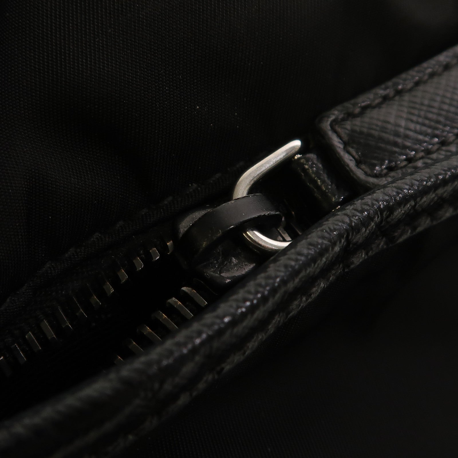 PRADA 尼龍Messenger Bag銀扣肩背袋