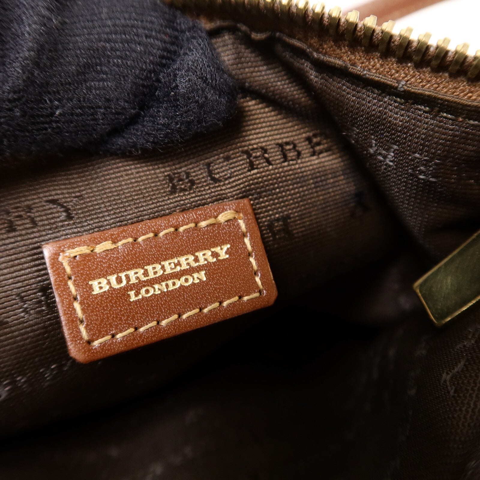 BURBERRY 塗層帆布Pouch手拿包