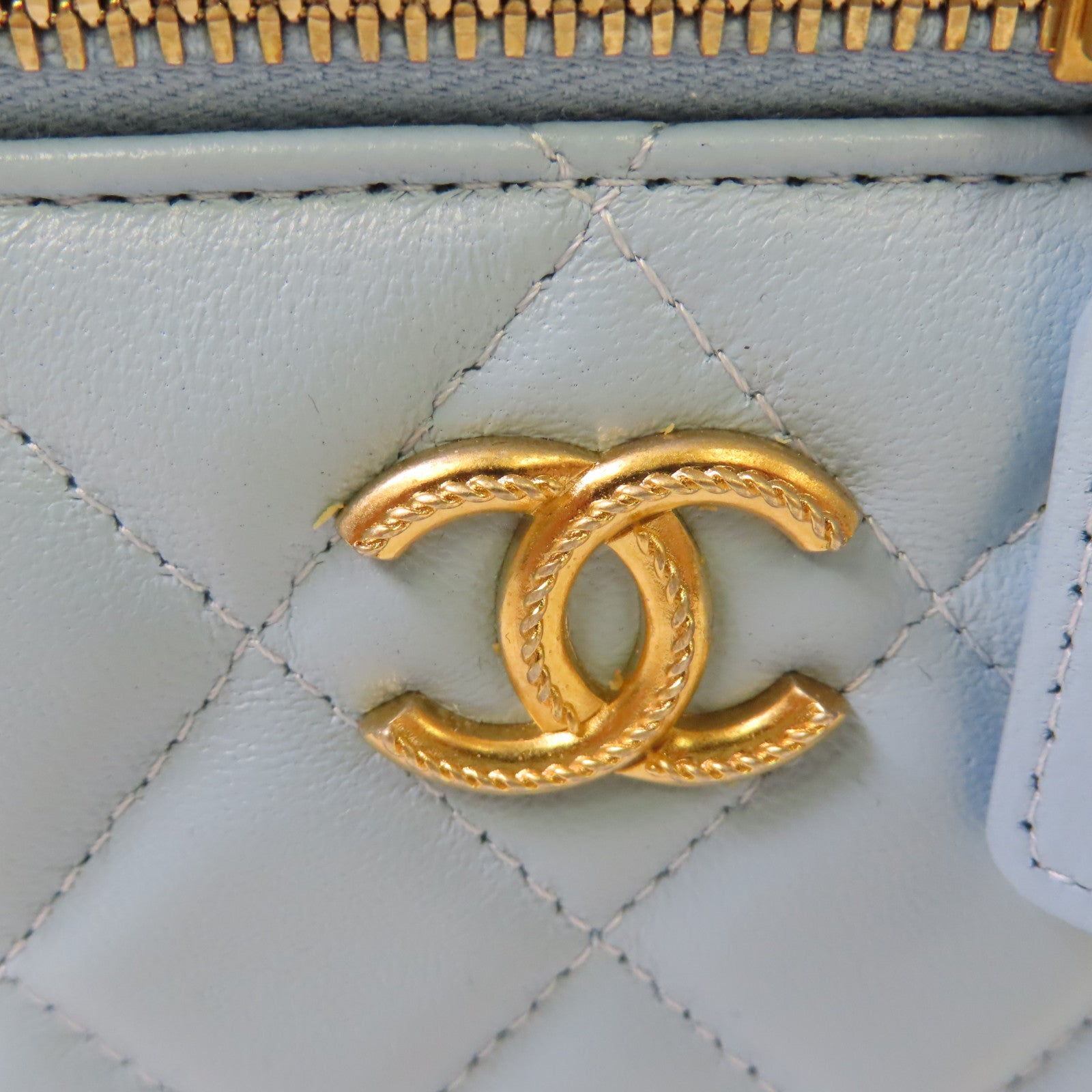 CHANEL 菱格羊皮皮革Vanity Case Chain Shoulder Bag金扣鏈帶肩背袋淺藍色
