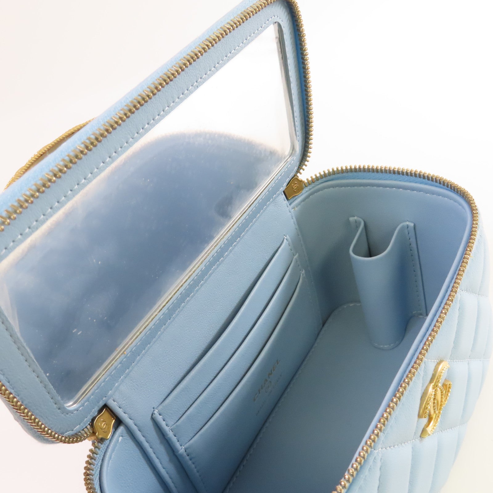 CHANEL 菱格羊皮皮革Vanity Case Chain Shoulder Bag金扣鏈帶肩背袋淺藍色