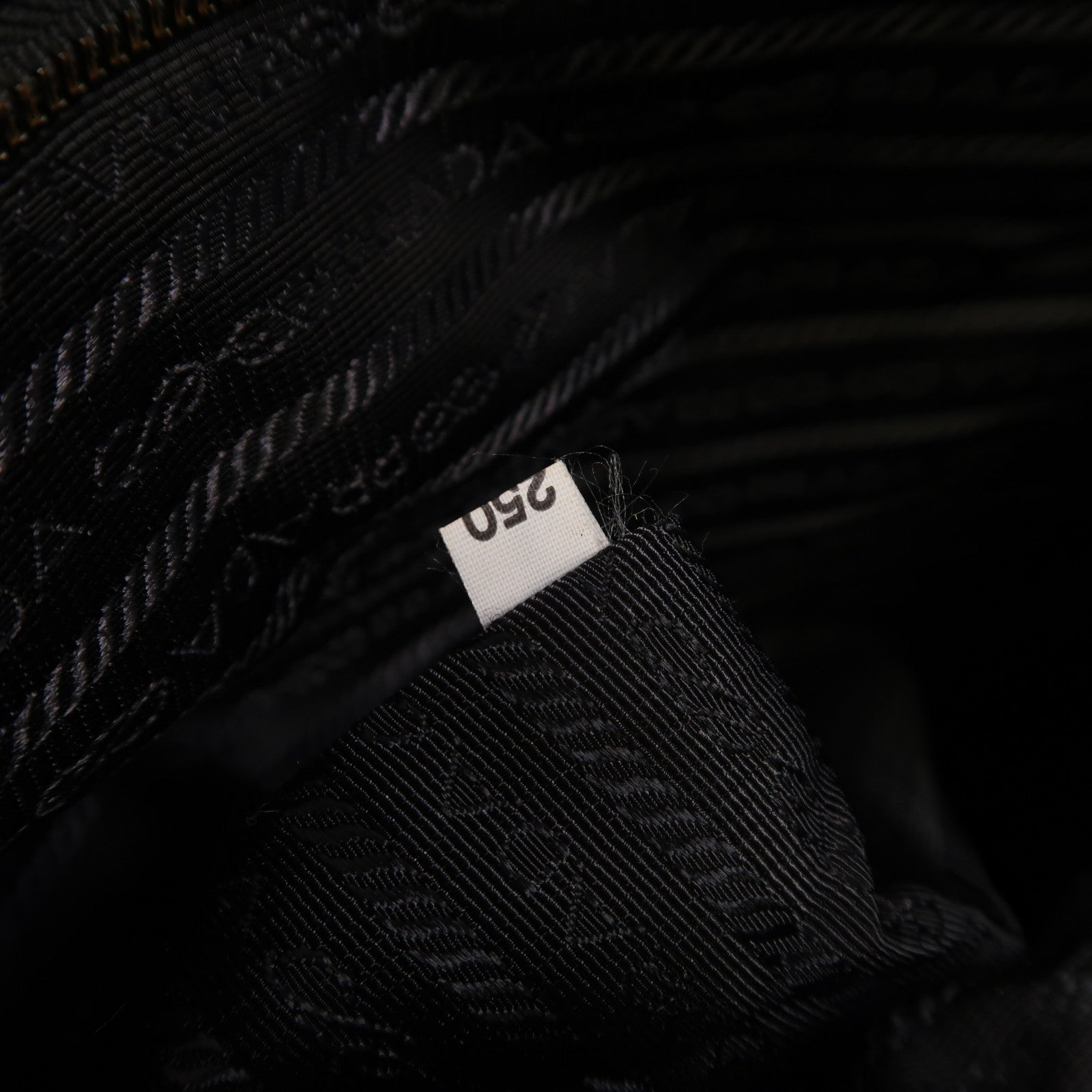 PRADA 尼龍Messenger Bag銀扣肩背袋