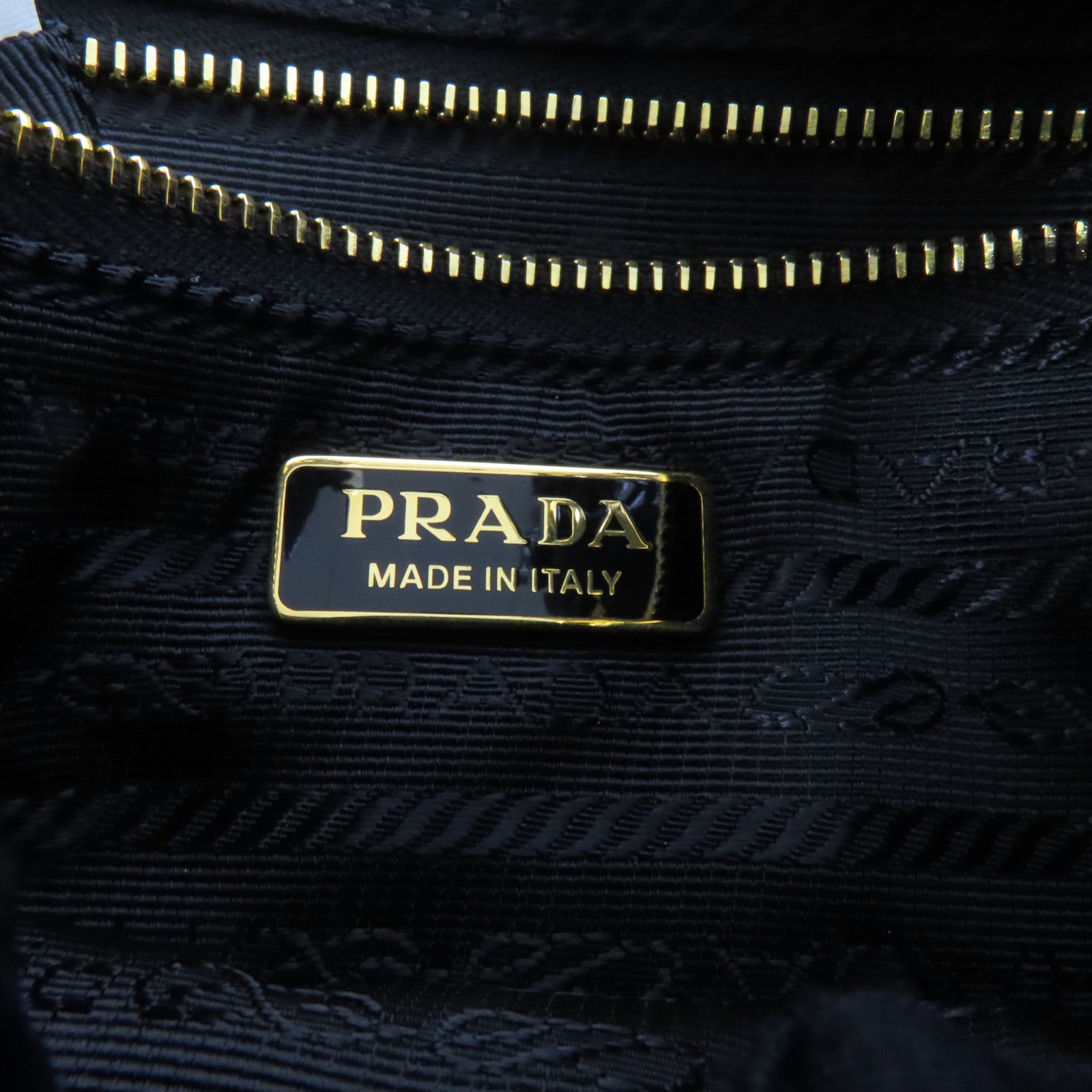PRADA 尼龍Re-Edition 2005金扣手挽袋