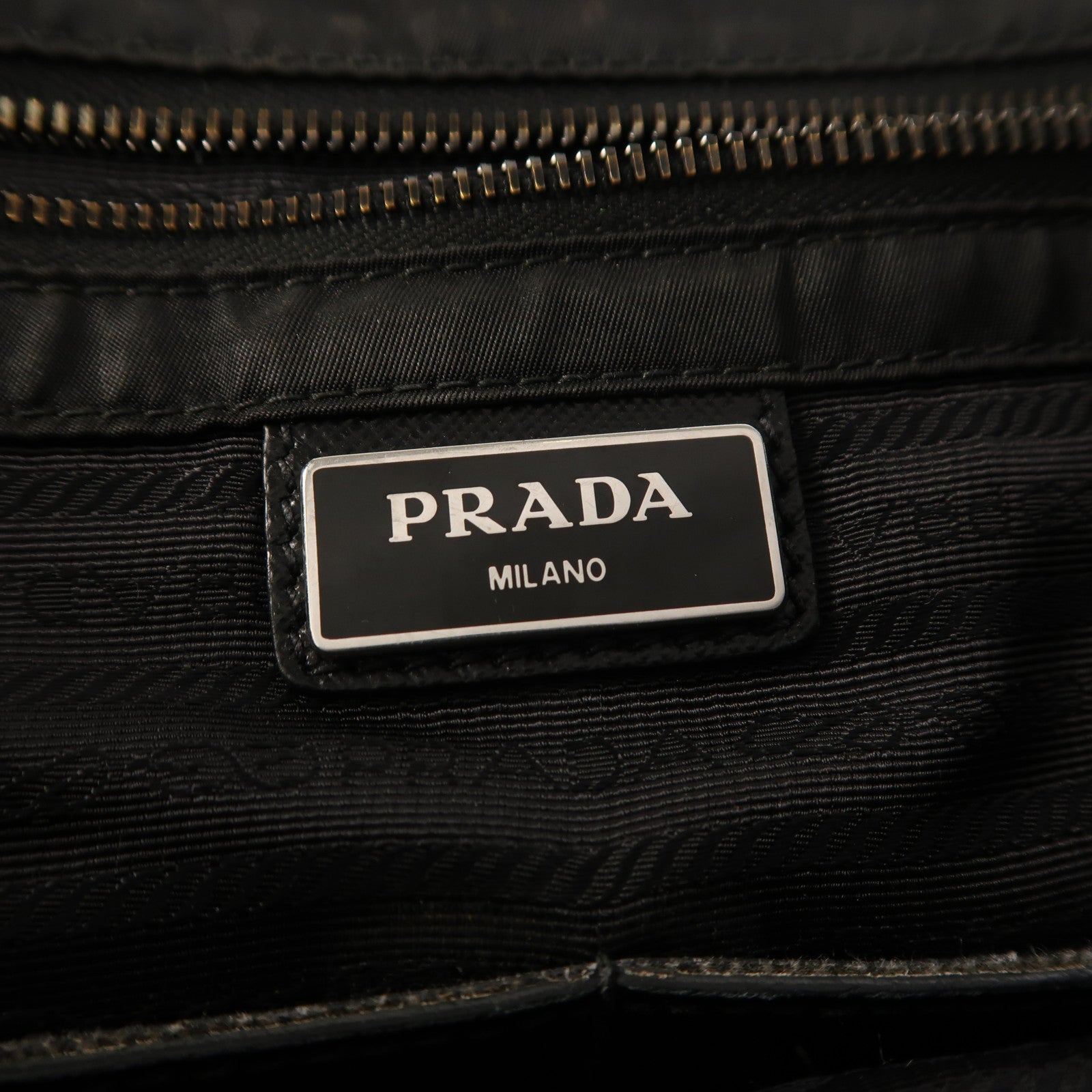 PRADA 尼龍Messenger Bag銀扣肩背袋