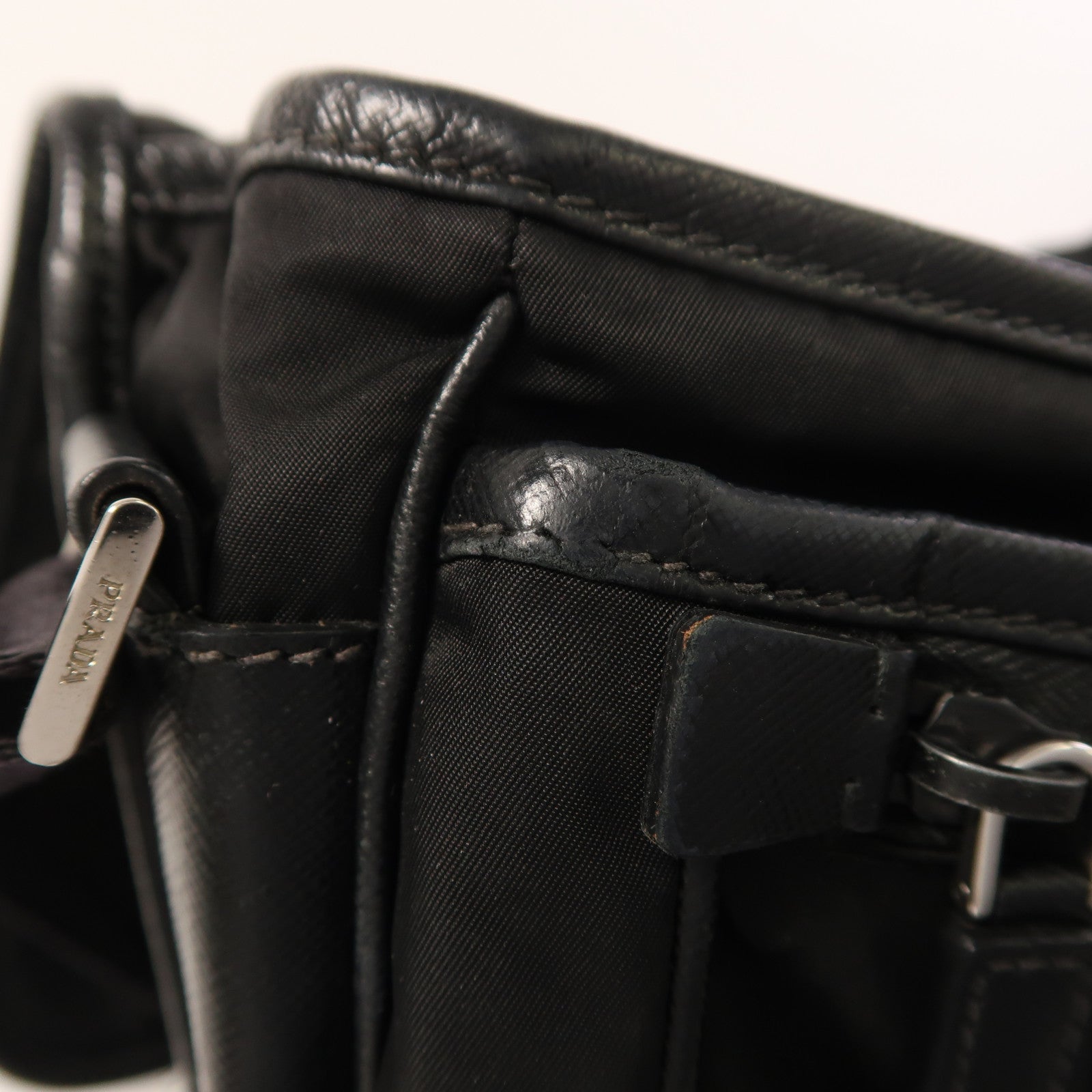PRADA 尼龍Messenger Bag銀扣肩背袋