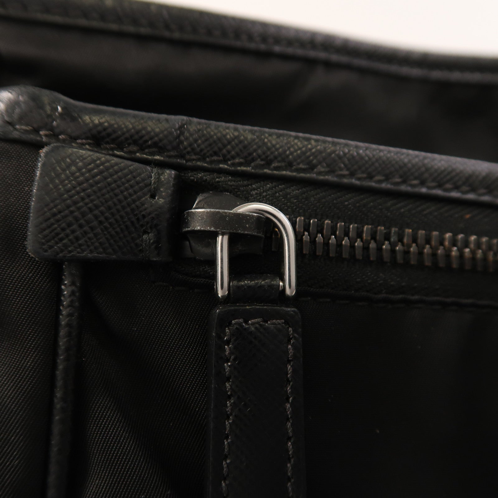 PRADA 尼龍Messenger Bag銀扣肩背袋