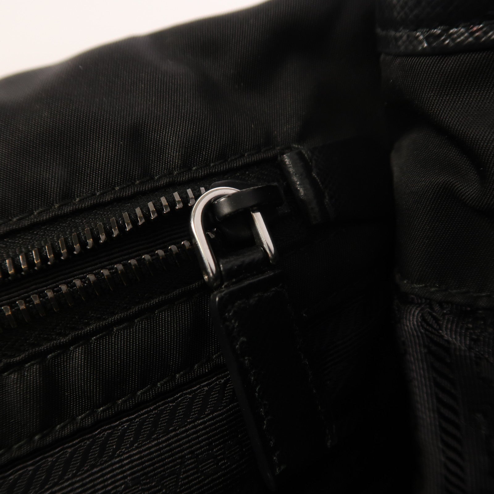 PRADA 尼龍Messenger Bag銀扣肩背袋