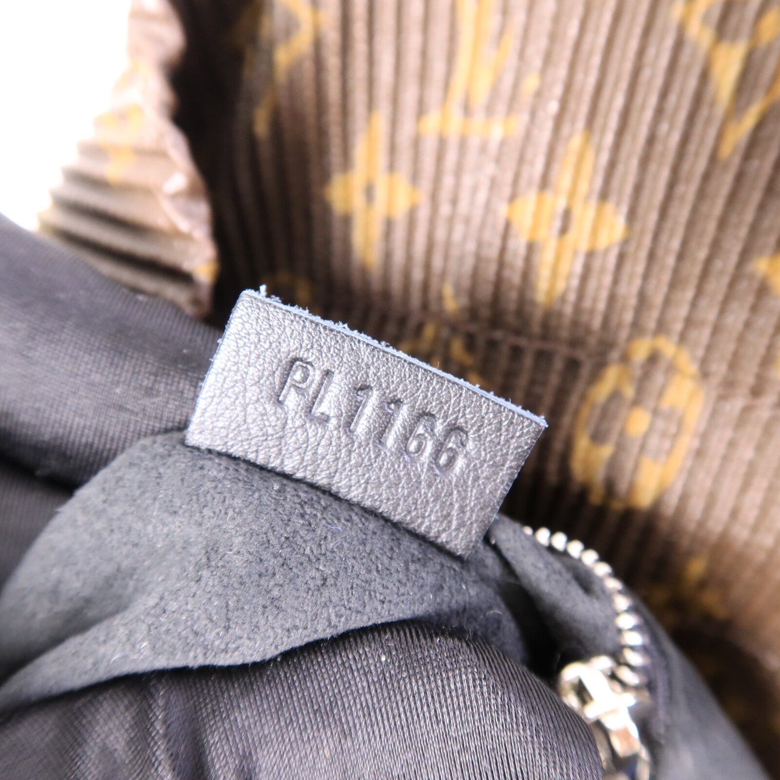 LOUIS VUITTON 塗層帆布Pleated Explorer肩背袋
