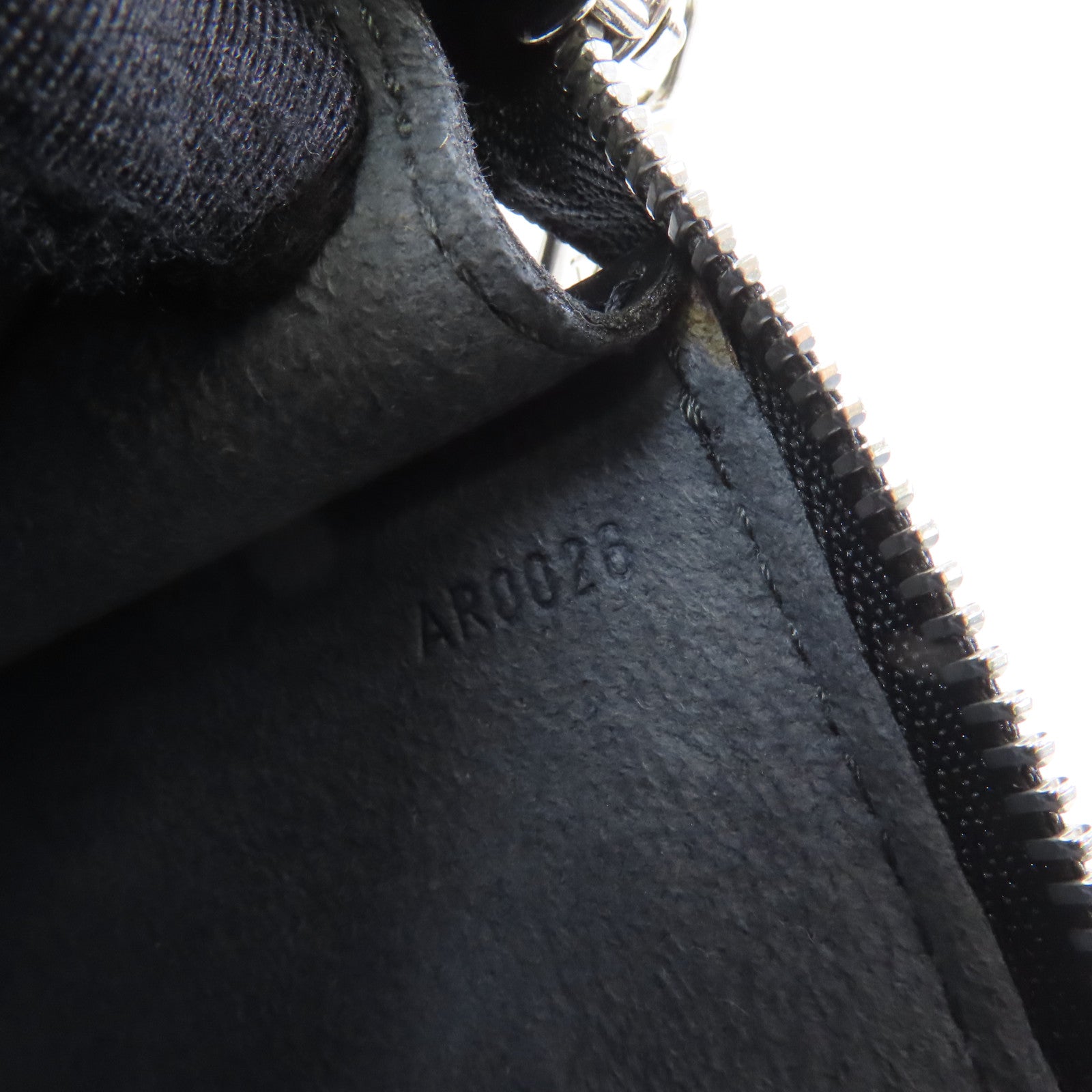 LOUIS VUITTON Epi Pochette Accessories銀扣肩背袋黑色
