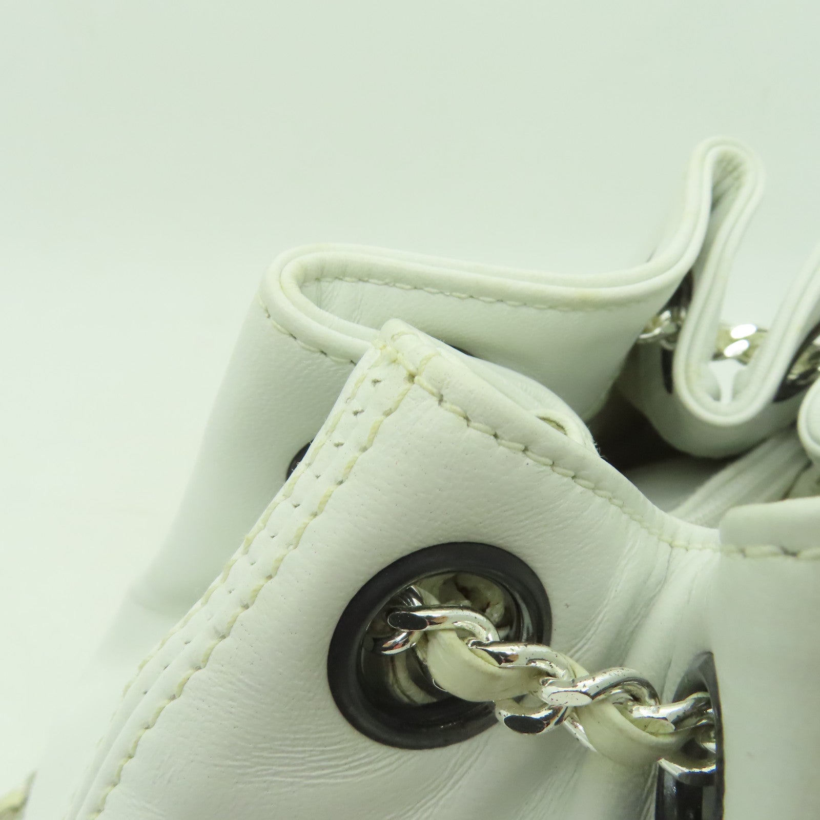 CHANEL 羊皮皮革Vintage Mini Bucket Backpack銀扣背包白色