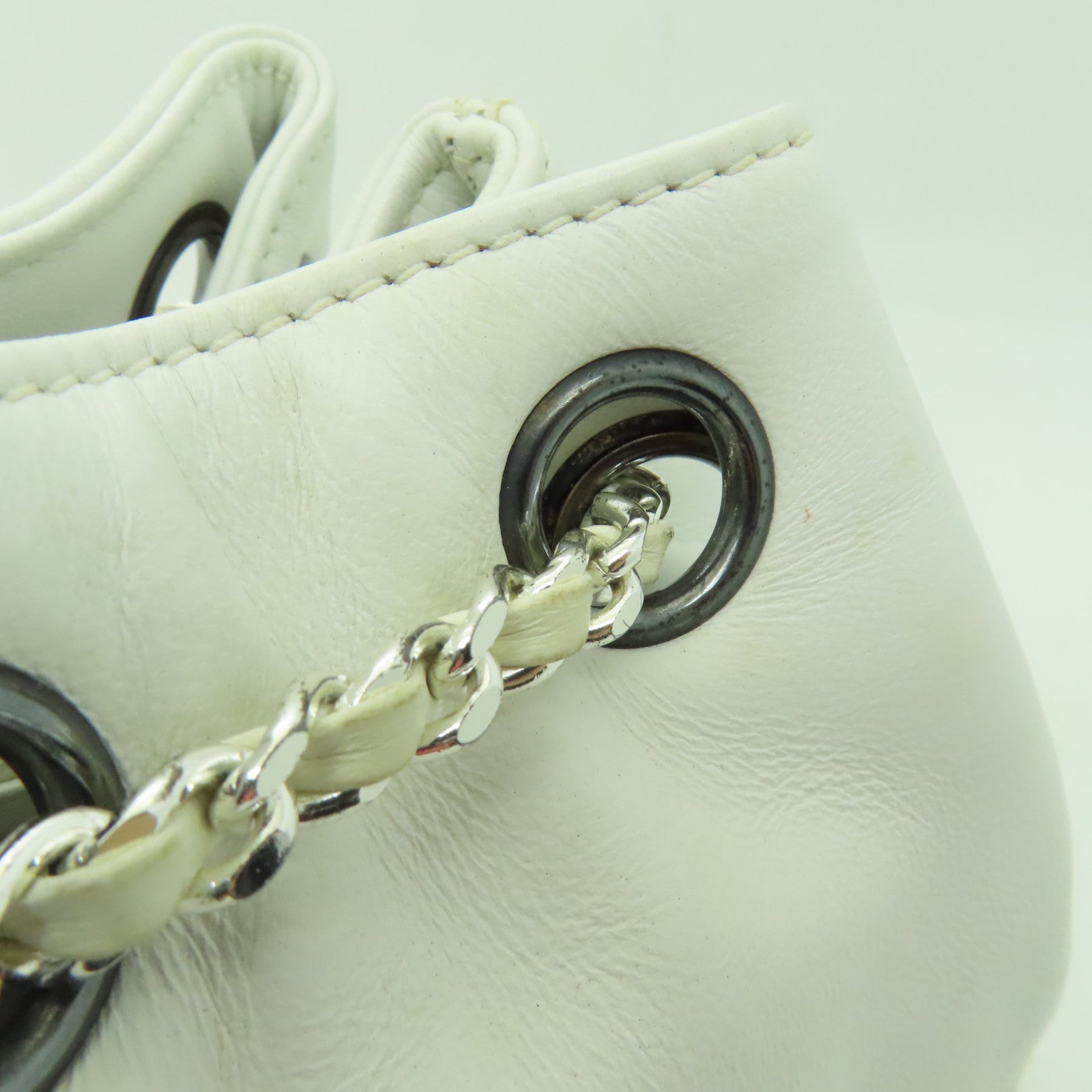 CHANEL 羊皮皮革Vintage Mini Bucket Backpack銀扣背包白色