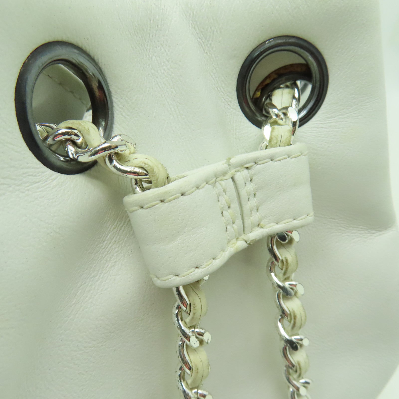 CHANEL 羊皮皮革Vintage Mini Bucket Backpack銀扣背包白色