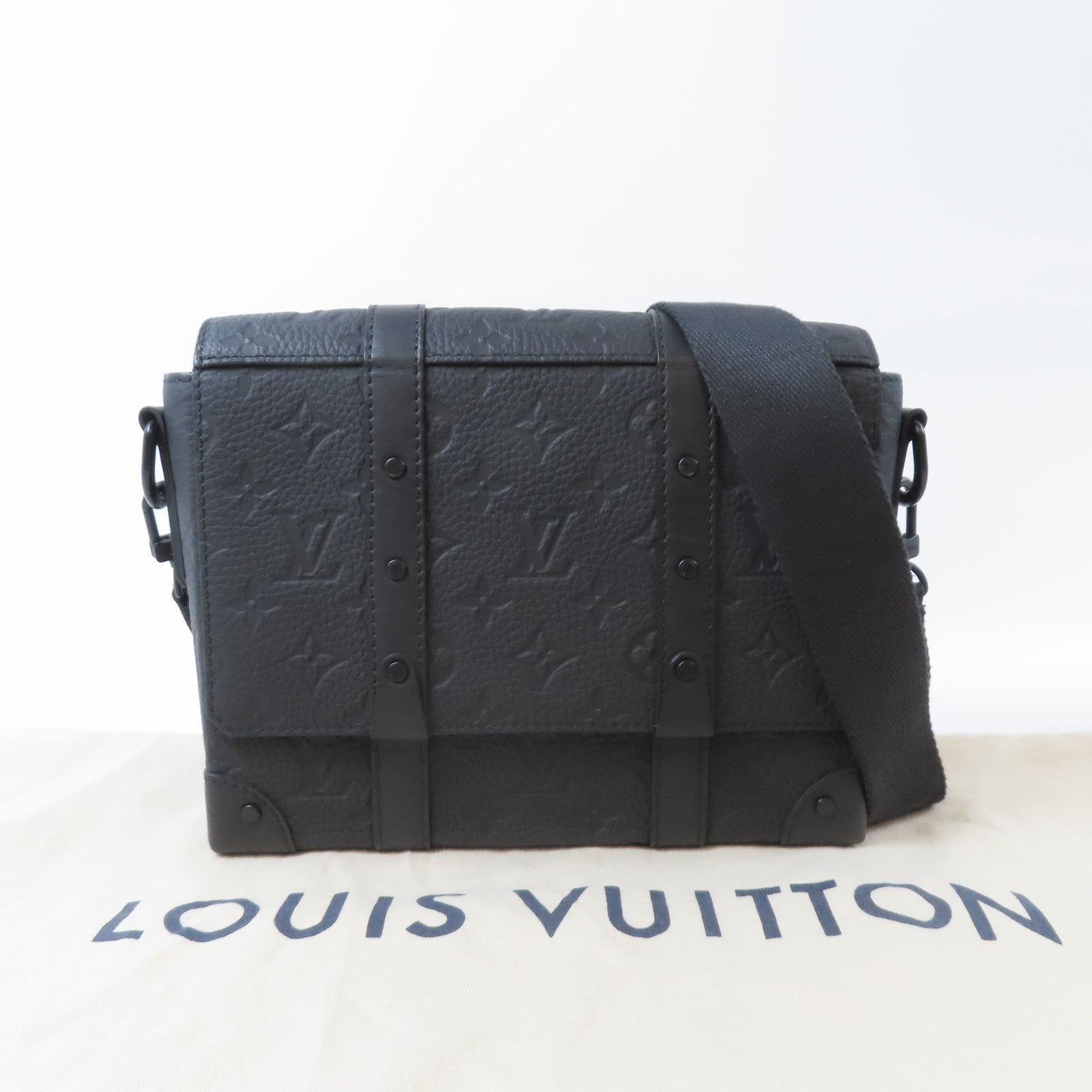 LOUIS VUITTON Monogram Taurillon Trunk Messenger肩背袋黑色