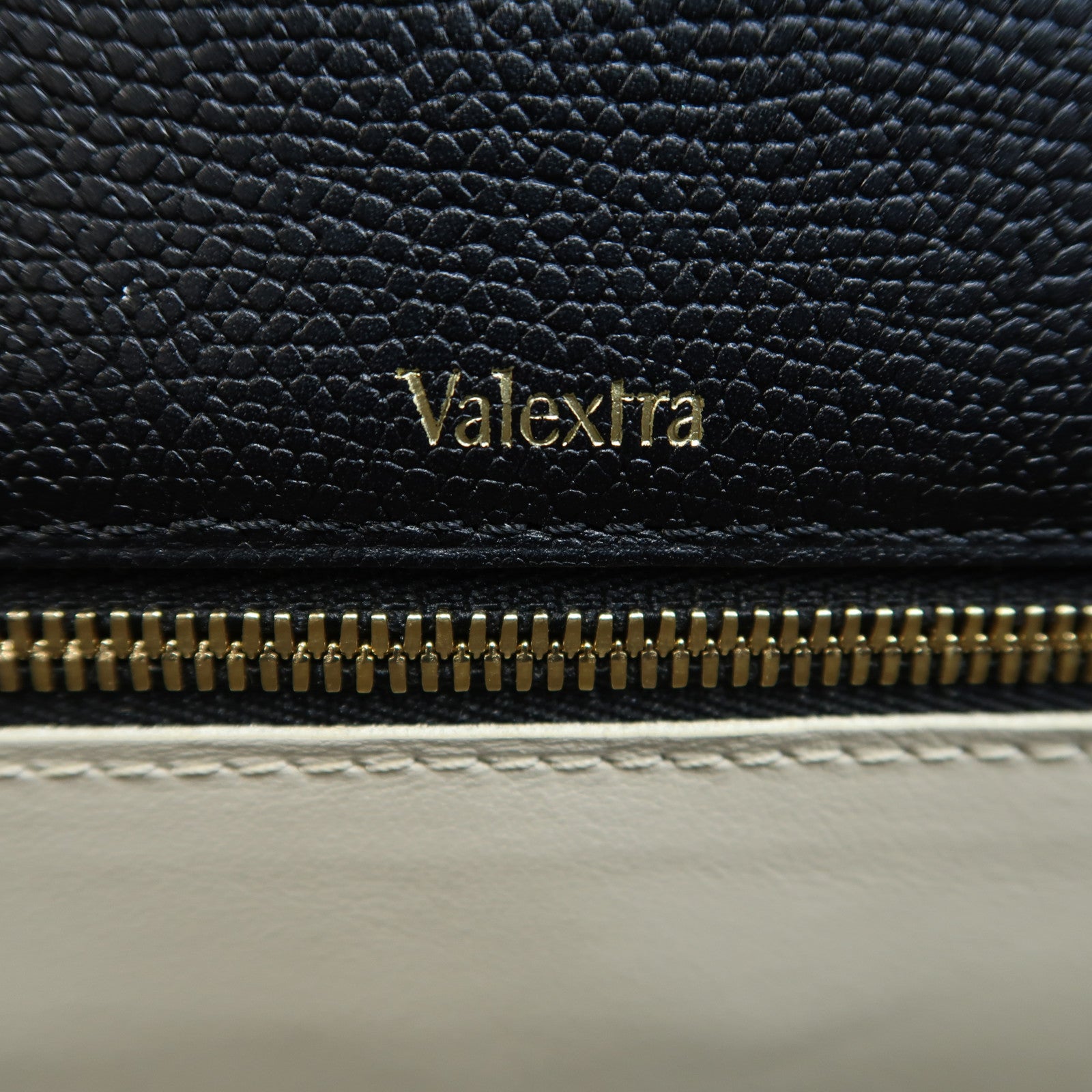 Valextra 牛皮皮革Iside Top Handle Medium Bag金扣手挽肩背兩用袋黑色