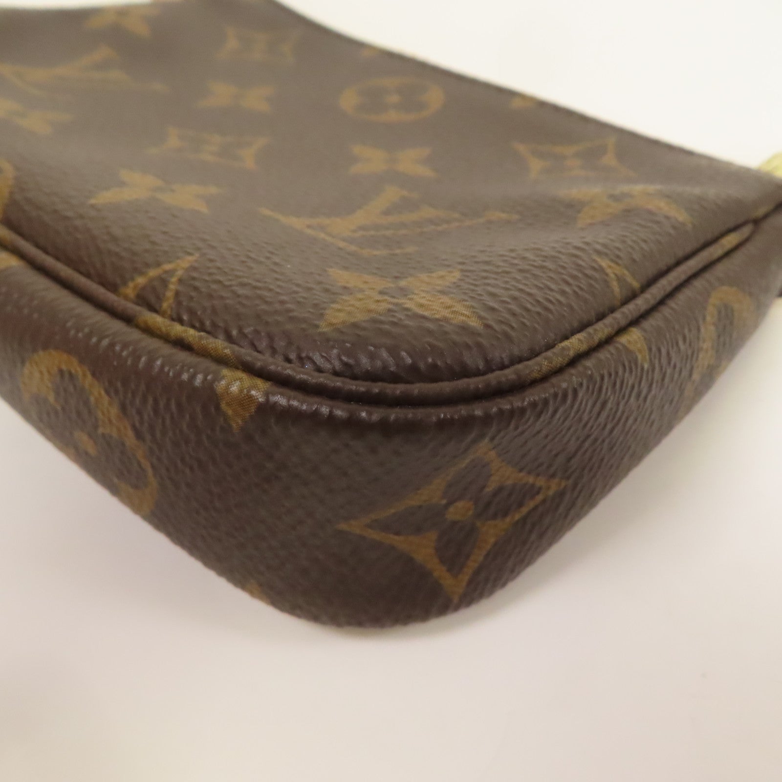 LOUIS VUITTON Monogram Mini Pochette Accessoires金扣手挽袋棕色